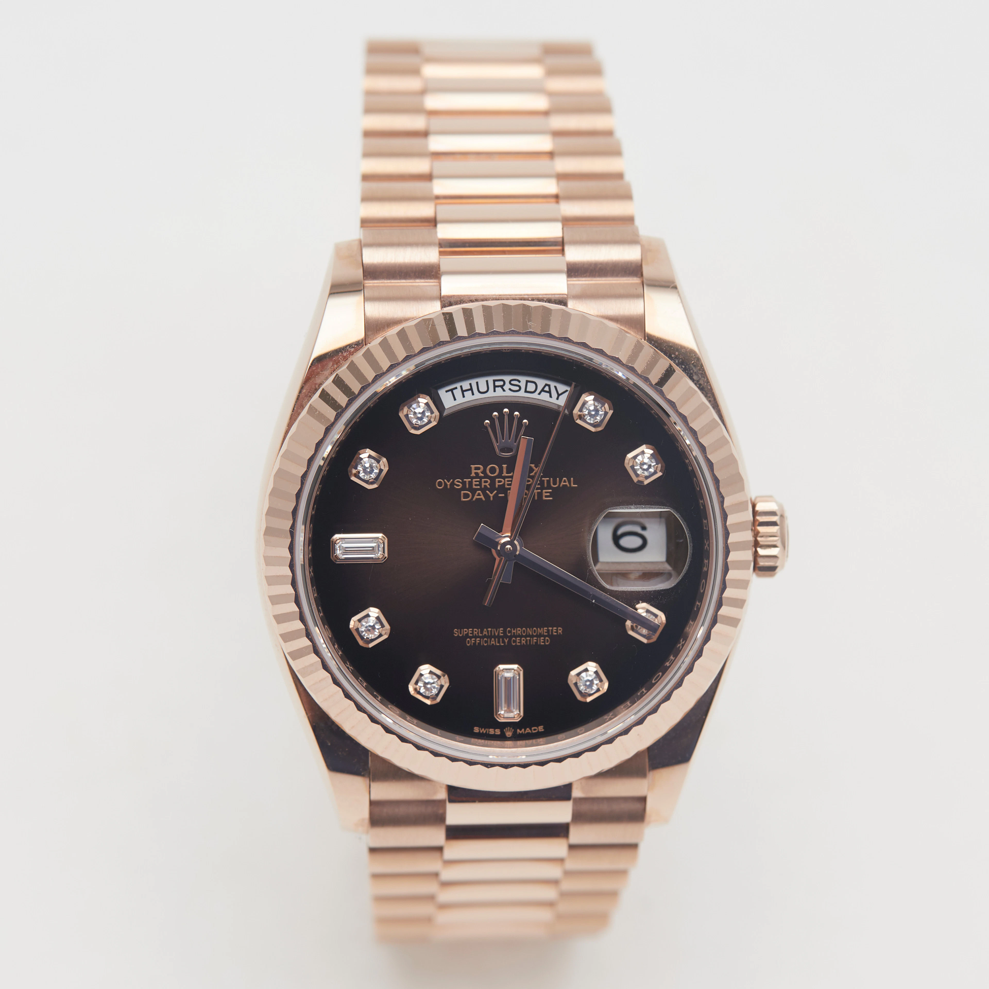 ROLEX. Armbanduhr, Day-Date 36 mm, Ref. 128235, Everose-Gold, Chocolate-Diamantz