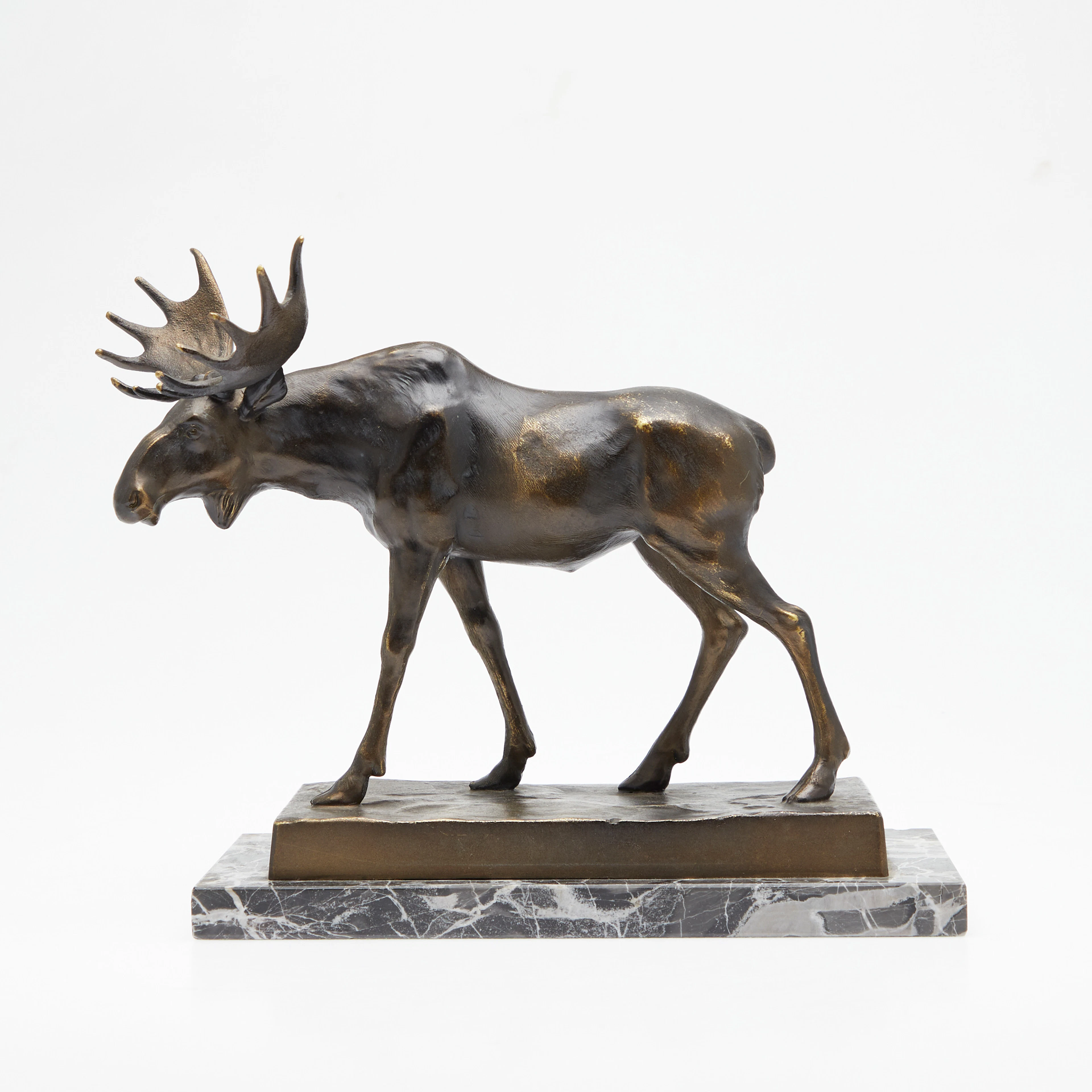 UNBEKANNTER*R KÜNSTLER*IN. Bronzeskulptur, schreitender Elch, Marmor.