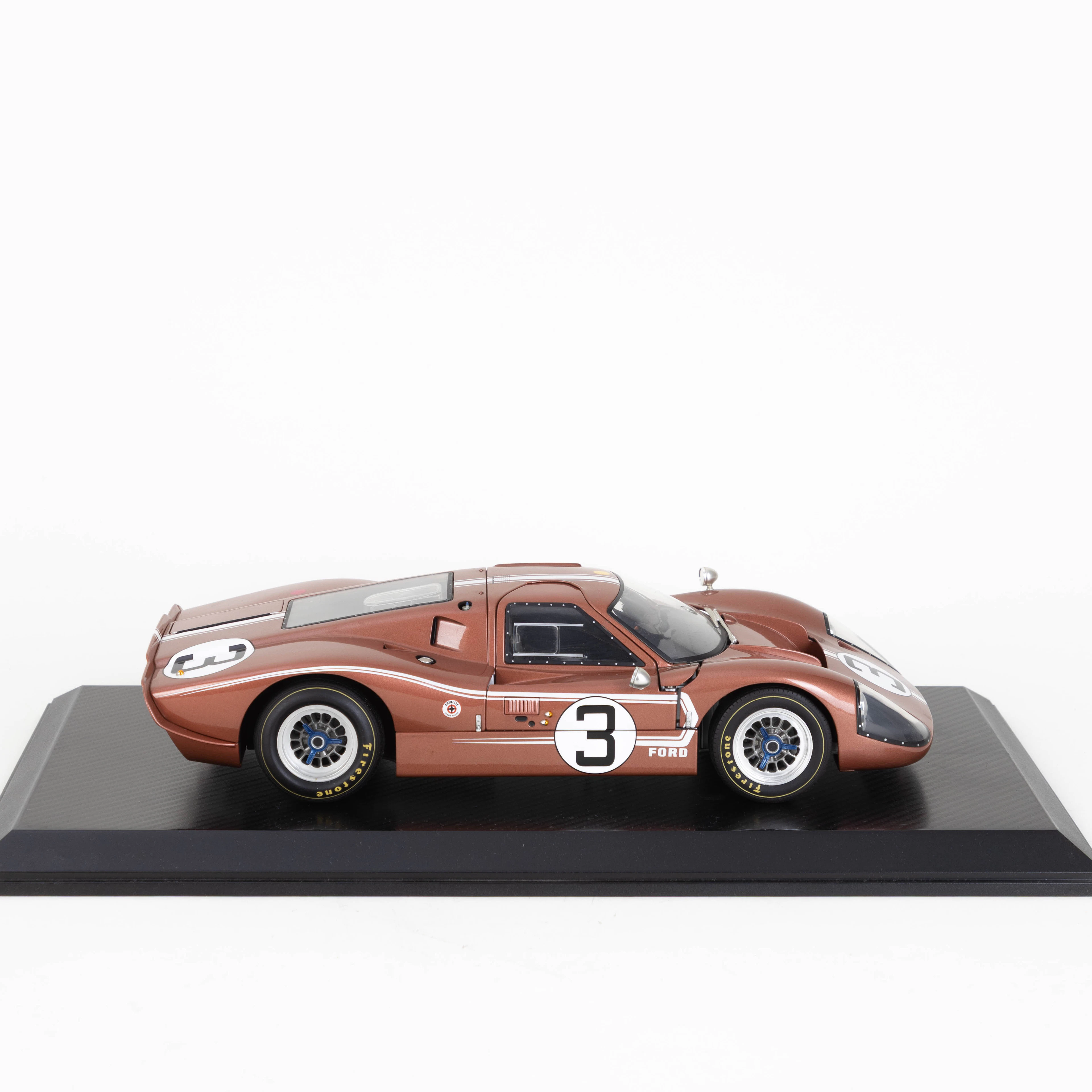 GMP, 1/12 Ford GT-40 mit Acrylglas-Schaukasten.