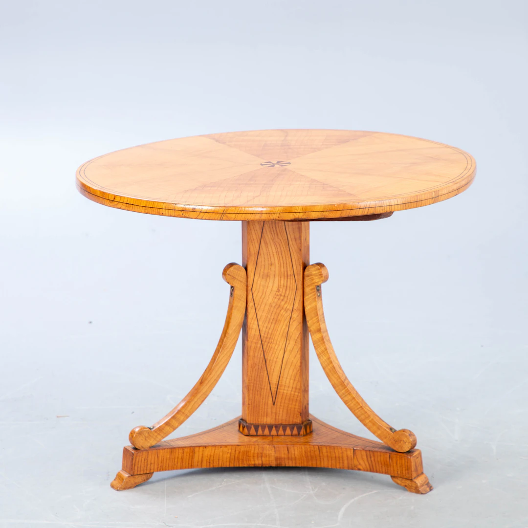 Runder Biedermeier Tisch mit Intarsiendekor, Esche, 19. Jh.