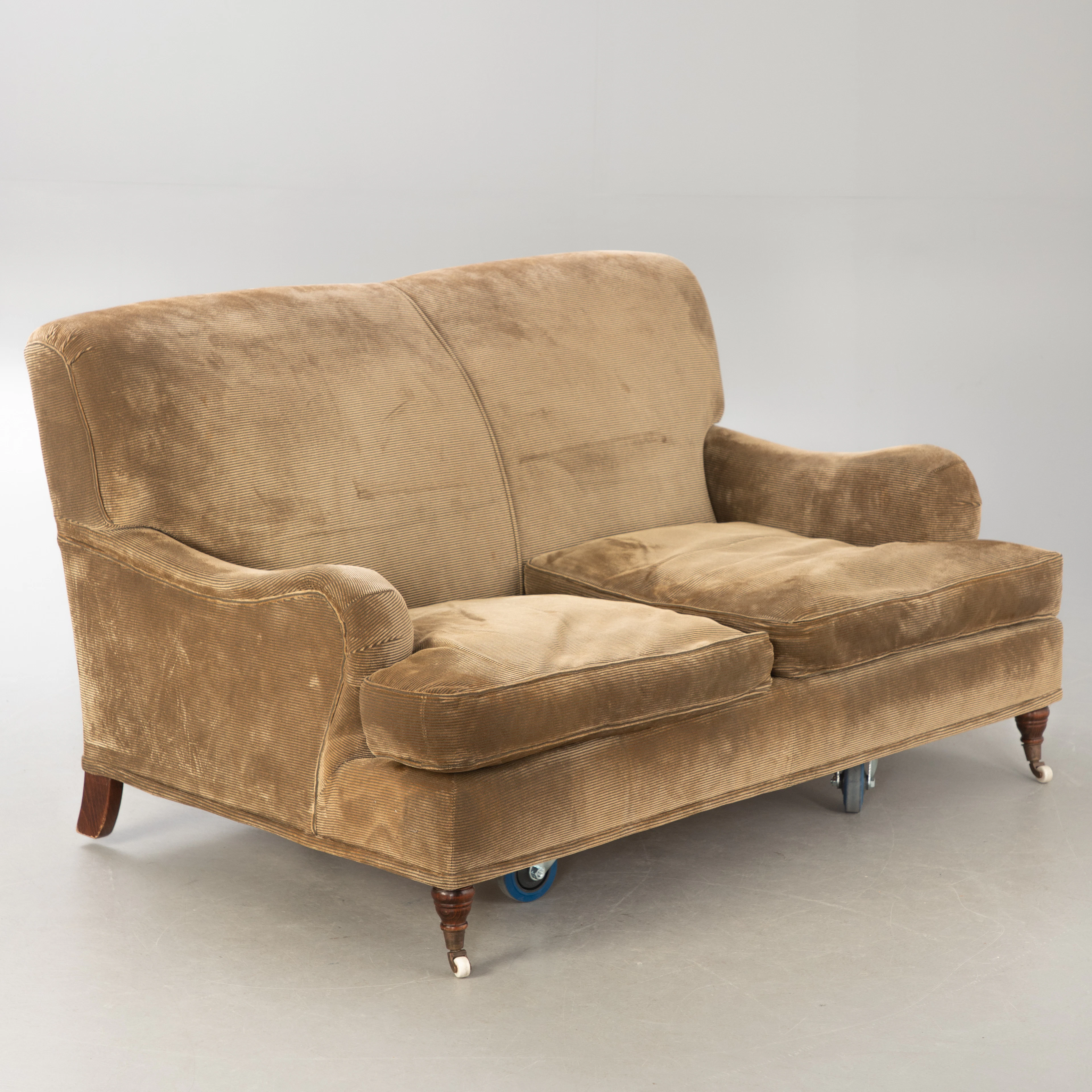 Klassisches 'Howard' Sofa, Samtcord in braun.