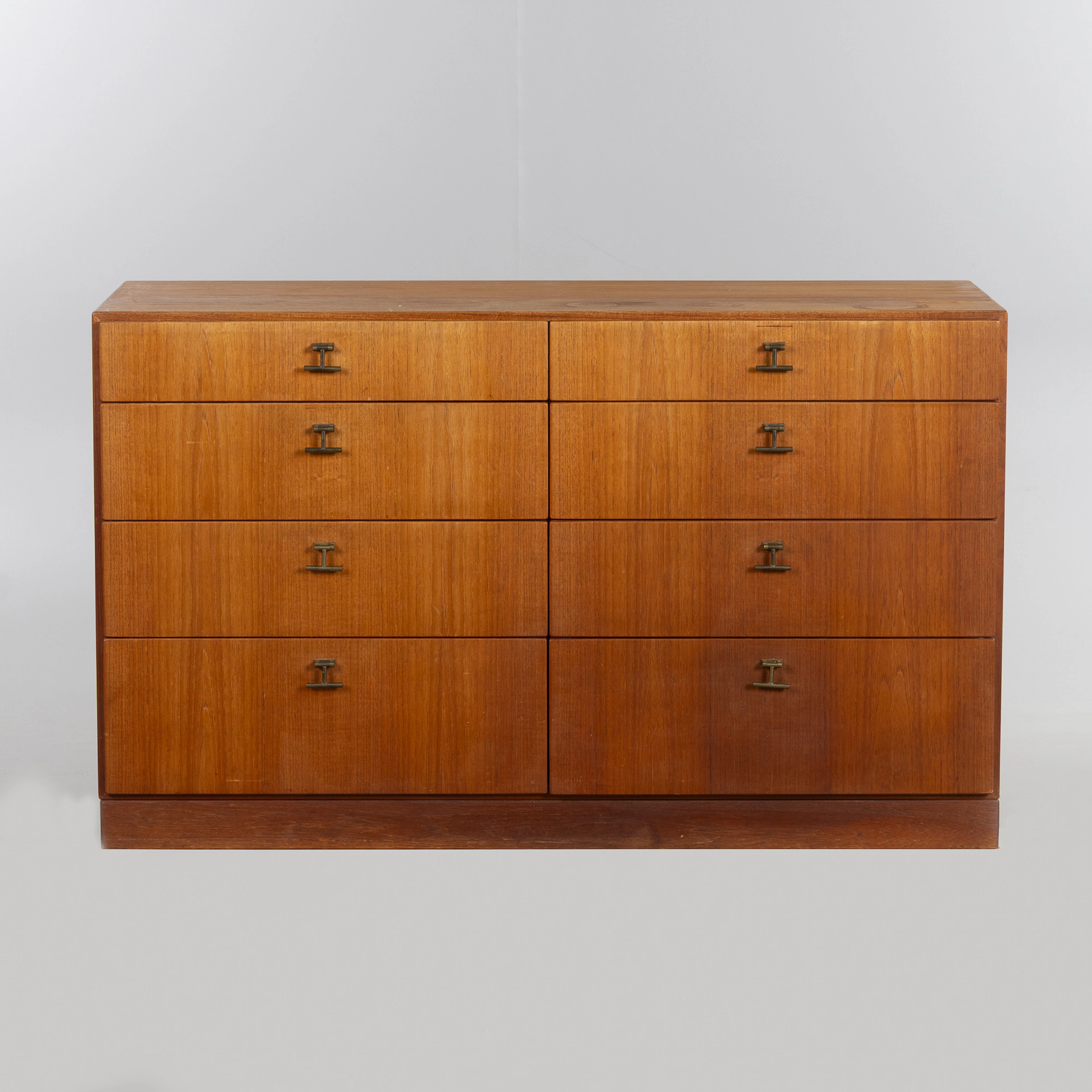 BØRGE MOGENSEN. BYRÅ, fanerad i teak, C.M. Madsen för FDB, Danmark, 1960-tal.