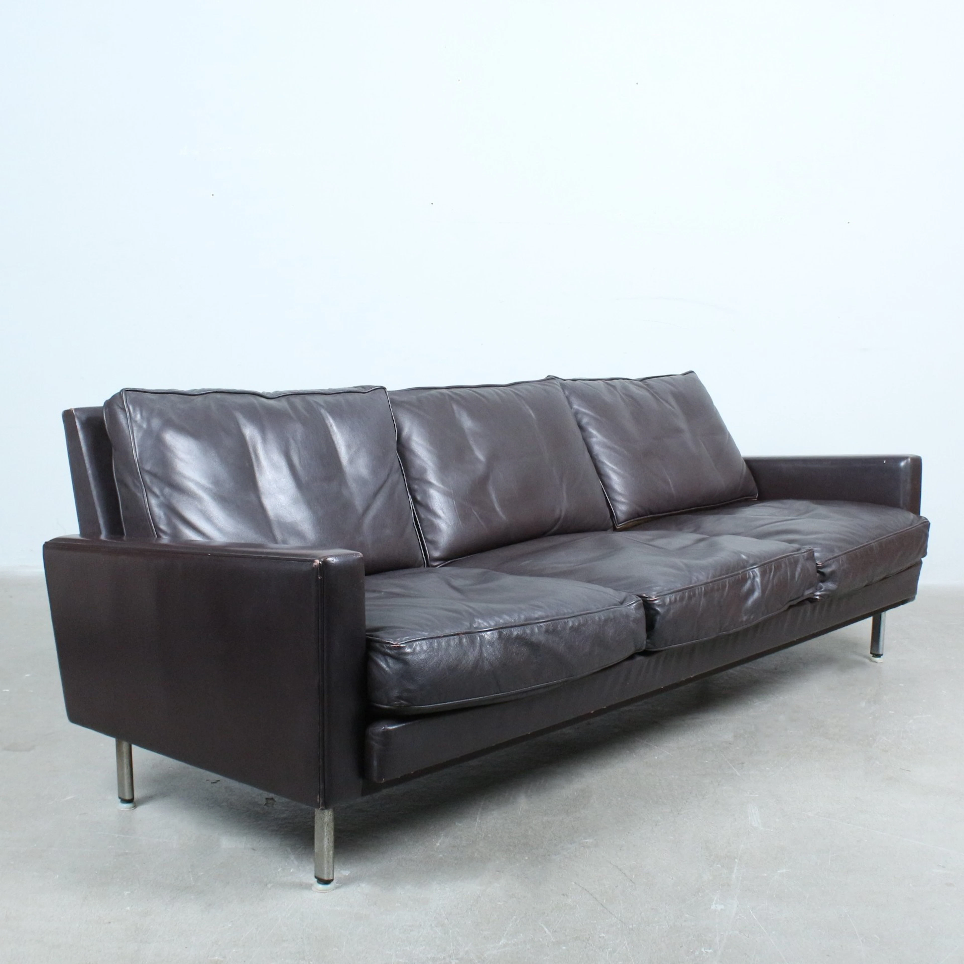 GEORGE NELSON. Herman Miller, Dreistizer/Ledersofa Modell 'Loose Cushion'.