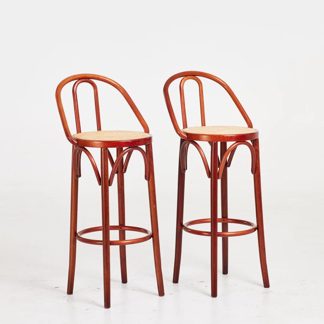 BARSTOLAR. 1 par, Thonet-stil, sits i flätad björk, stomme i betsat