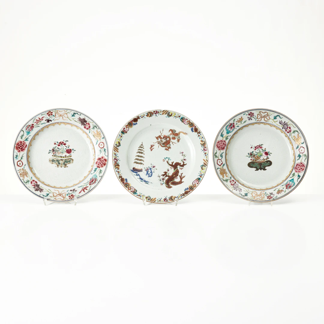 TALLRIKAR, 3 st., porslin, Kina, Qianlong (1736-1795), famille rose, an-hua.