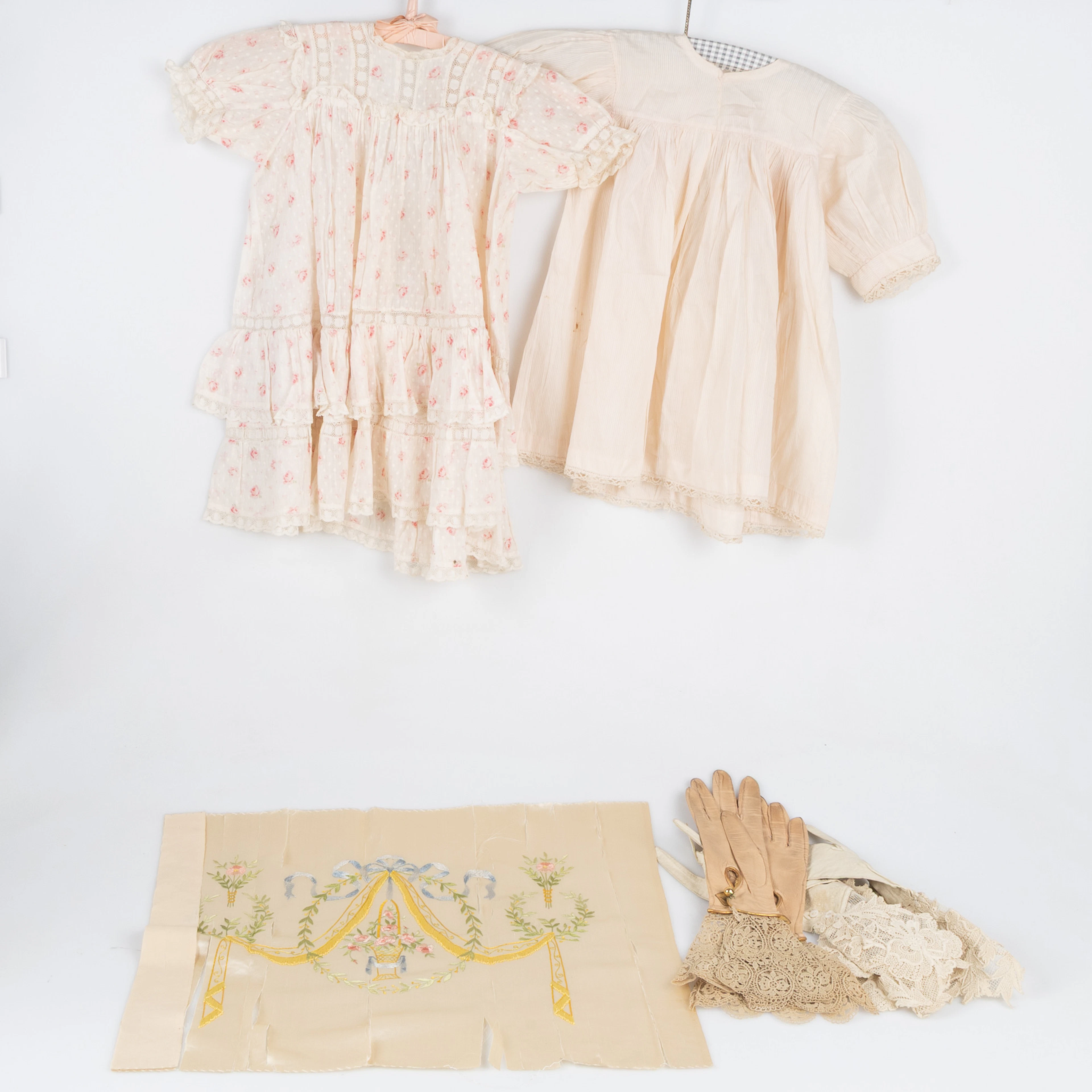HANDSKAR, BARNKLÄNNINGAR samt TEXTIL, 1860-1910.