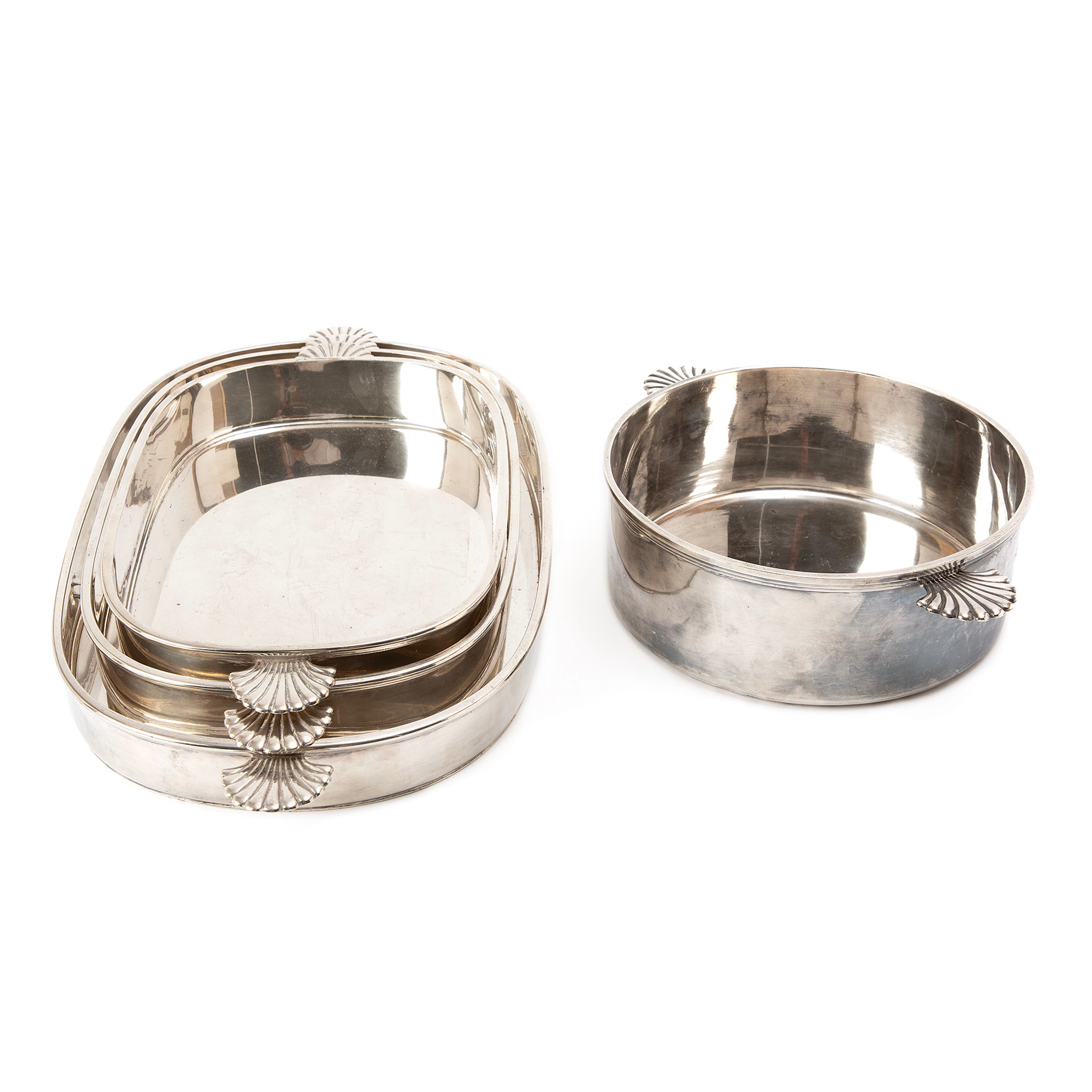 CG RÅSTRÖM. Brickor, 3 st samt en karott, nysilver, 1900-talets första hälft.