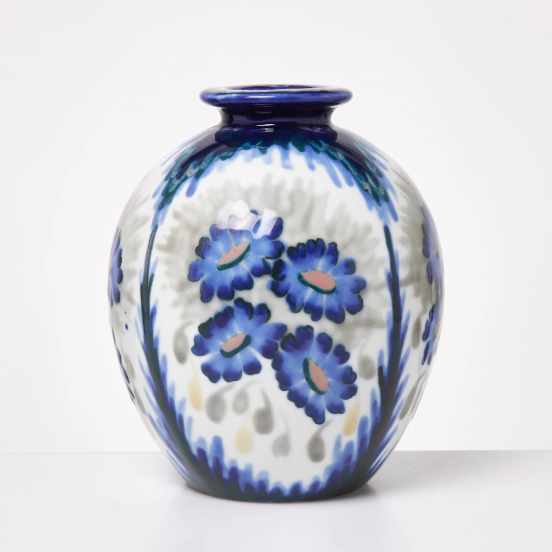 CAMILLE THARAUD. Vas, Limoges, Frankrike, dekor av blommor.