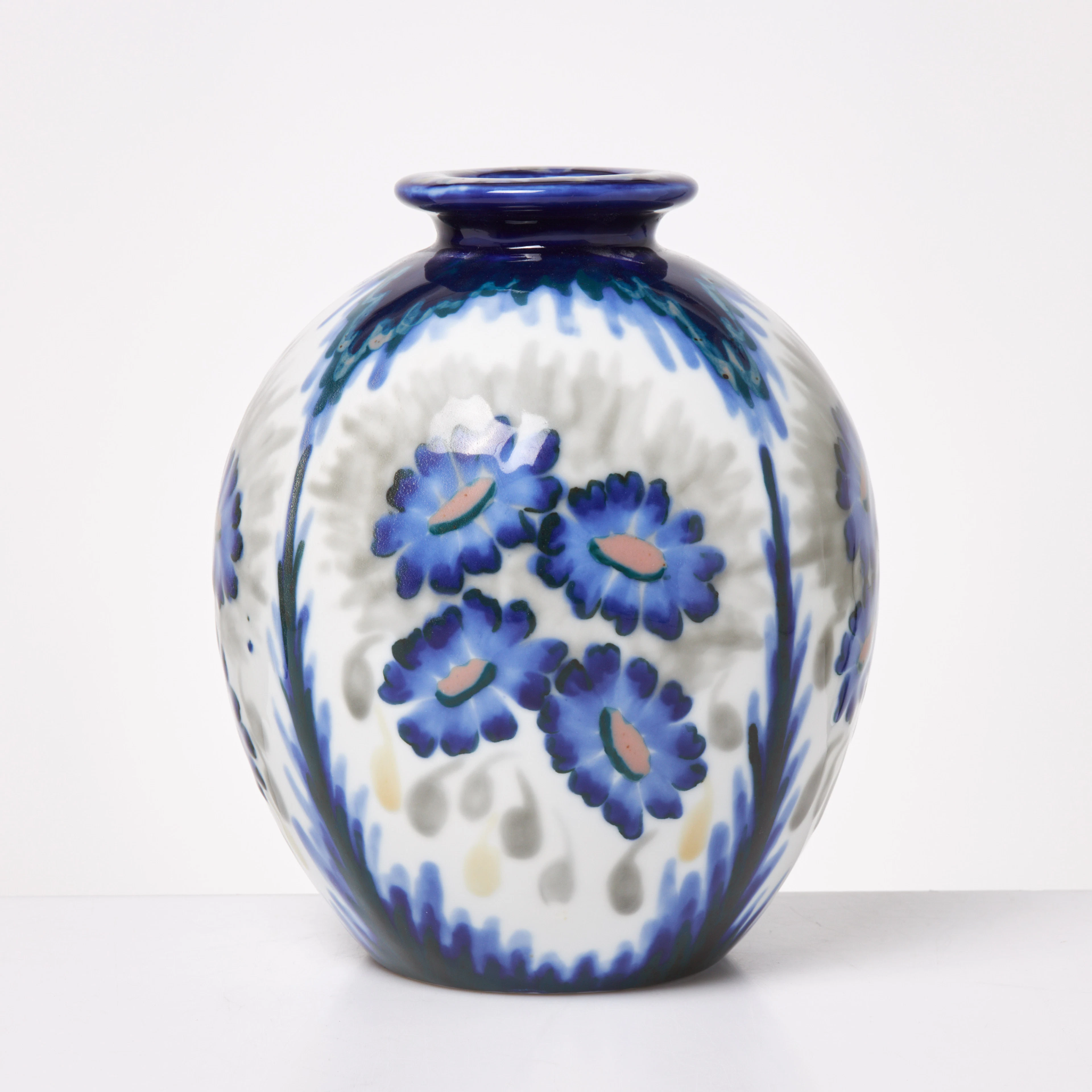CAMILLE THARAUD. Vas, Limoges, Frankrike, dekor av blommor.