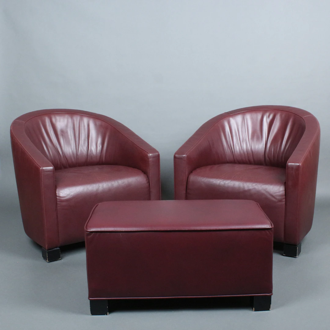 DE SEDE. Paar Clubsessel/Lounge Sessel mit Ottomane, Leder.