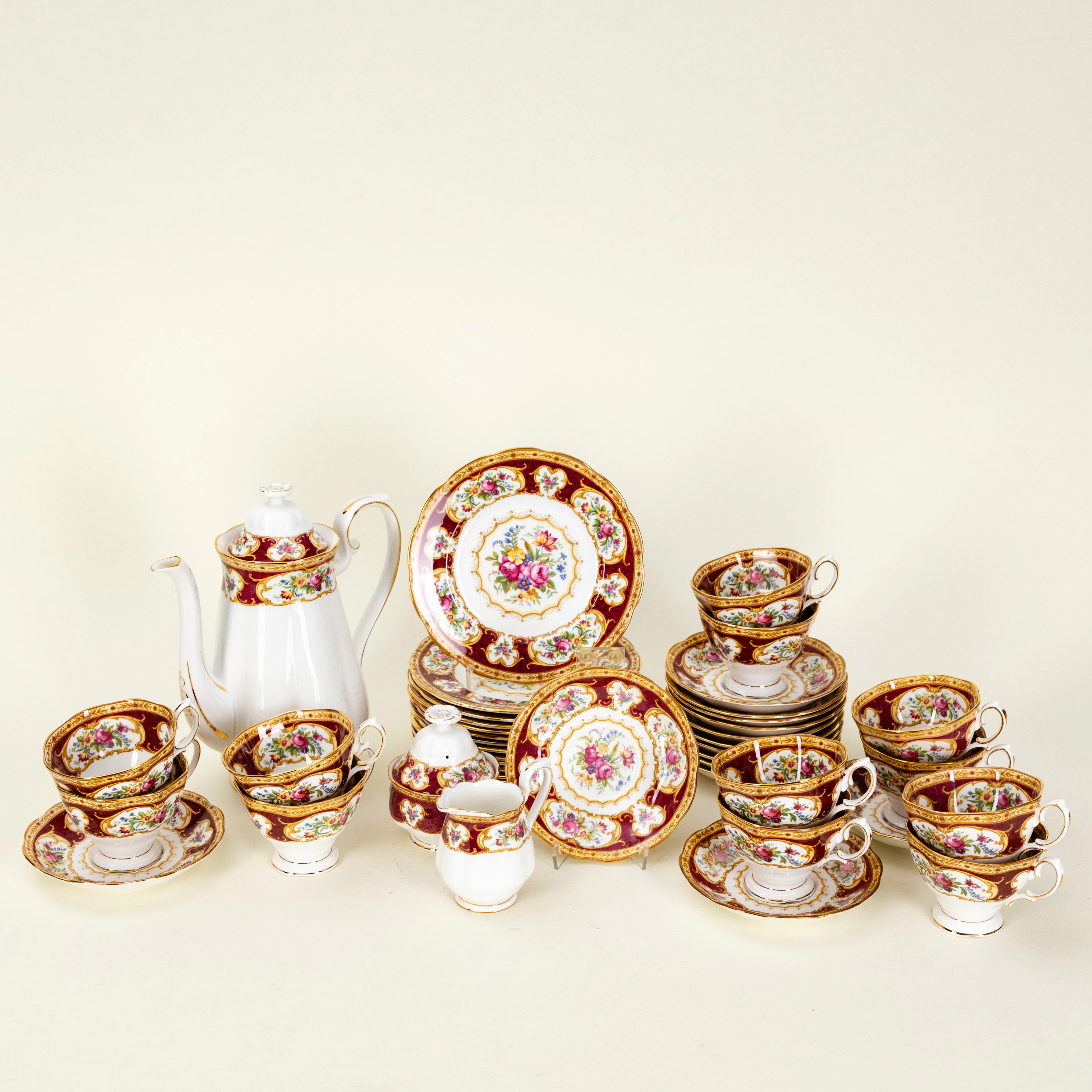 Royal Albert, Kaffeeservice für 12 Personen 'Lady Hamilton', England. (43).