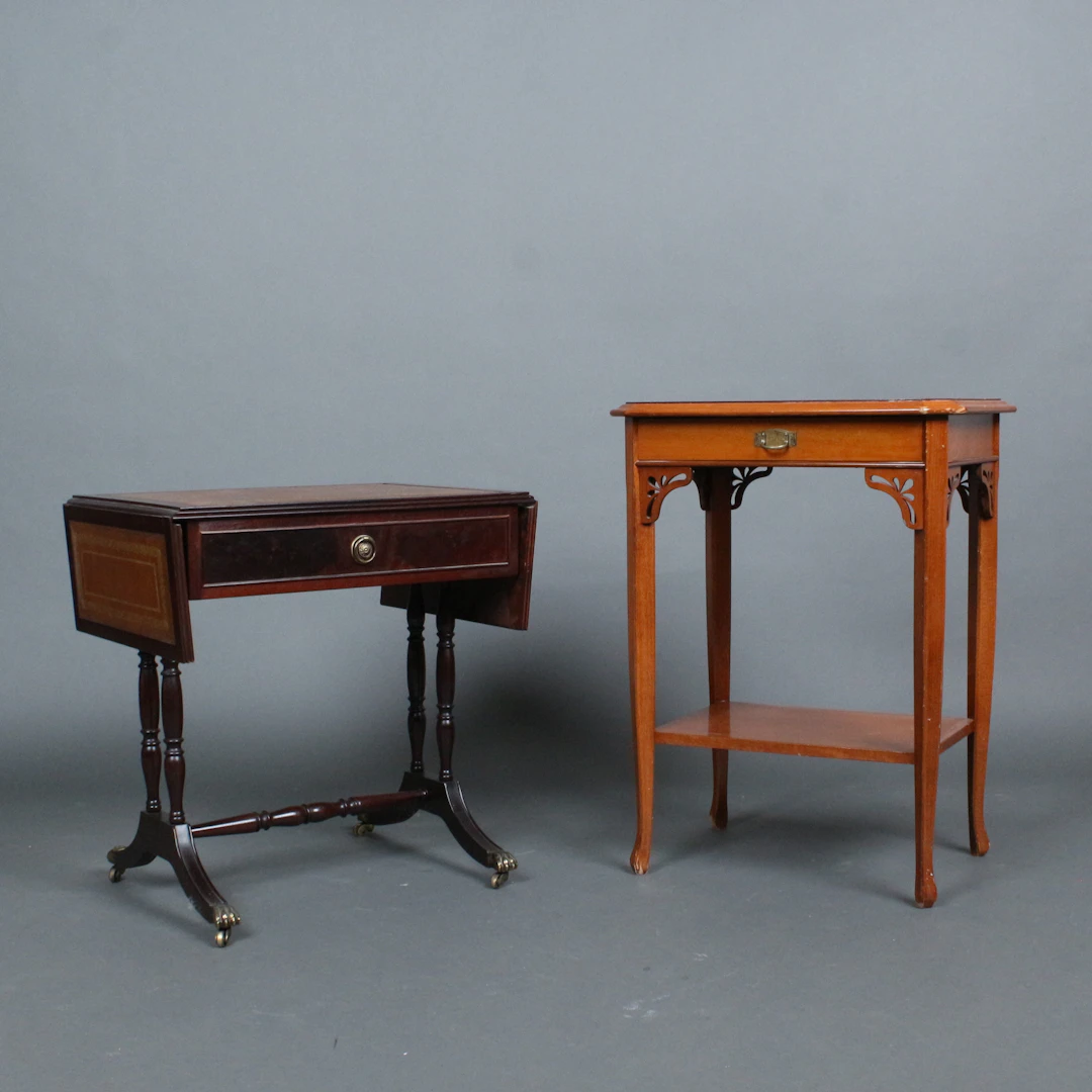 Zwei Beistelltische aus Holz u.a. von Charles Efard Limited, England.
