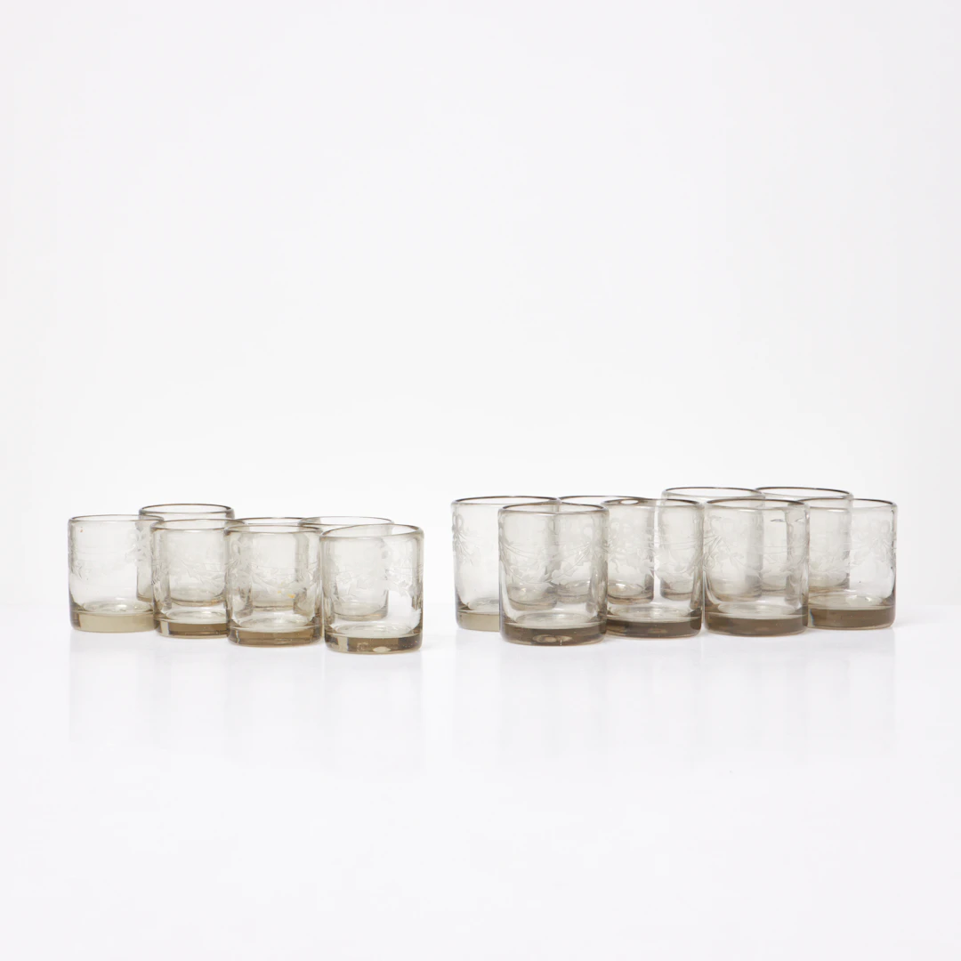 REIJMYRE. "Antik", glas, 15 st, graverad dekor, rökfärgad glasmassa.