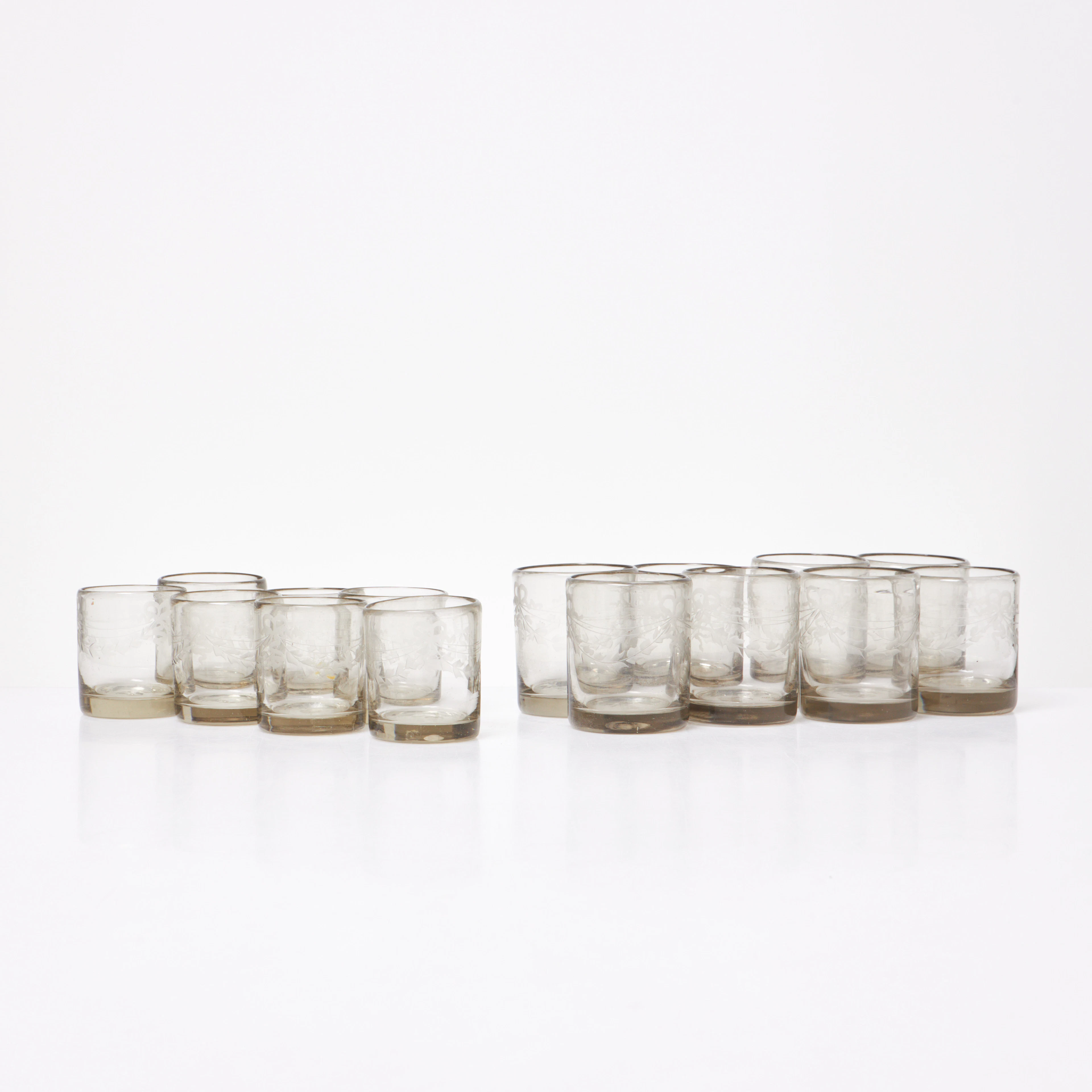 REIJMYRE. "Antik", glas, 15 st, graverad dekor, rökfärgad glasmassa.