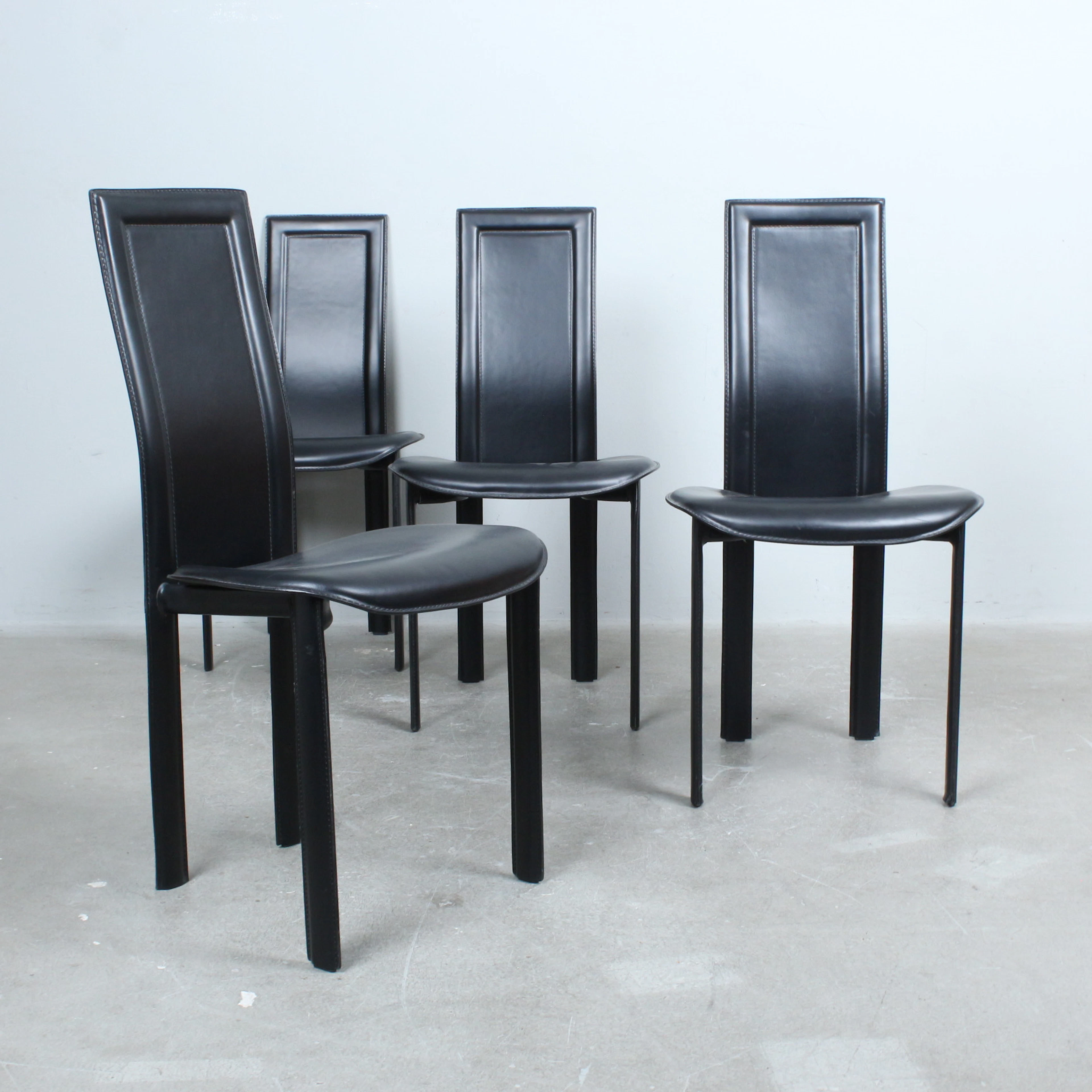 GIORGIO CATTELAN. Cattelan, Vier Esszimmerstühle der 1980er, Leder, Italien.