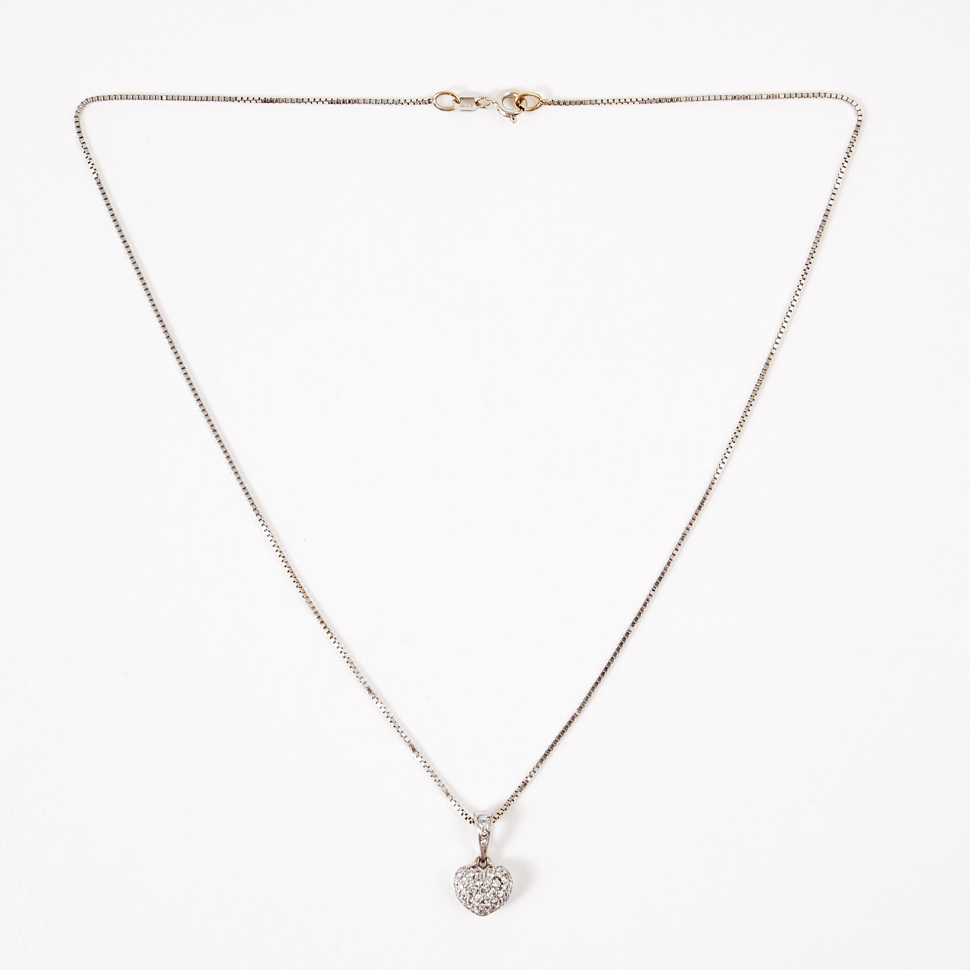 HALSBAND, 18 k vitguld, venetiansk länk, hjärtformat hänge med dekor
