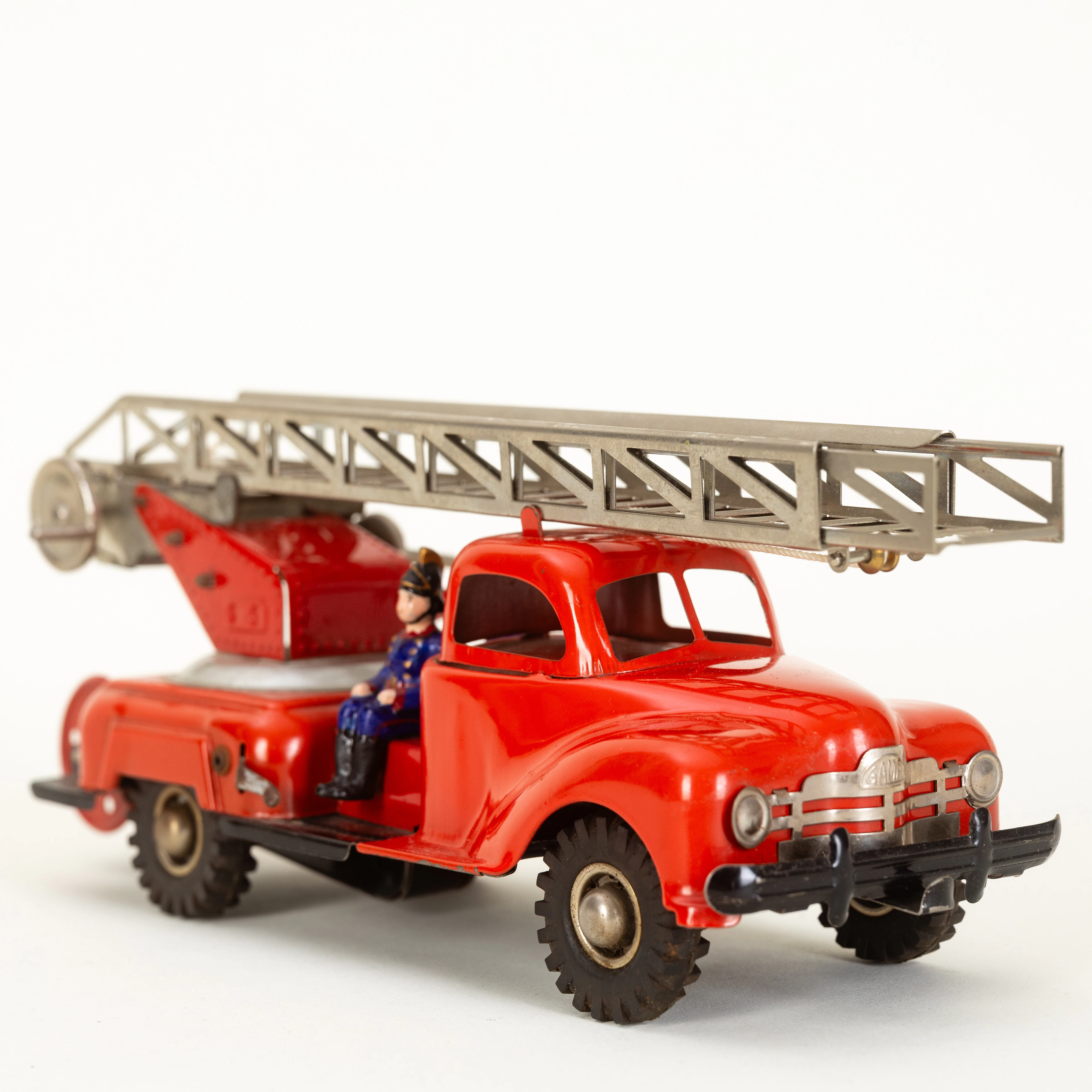 GAMA, Feuerwehrwagen mit Drehleiter '260' mit zwei Zinn-Figuren, Deutschland