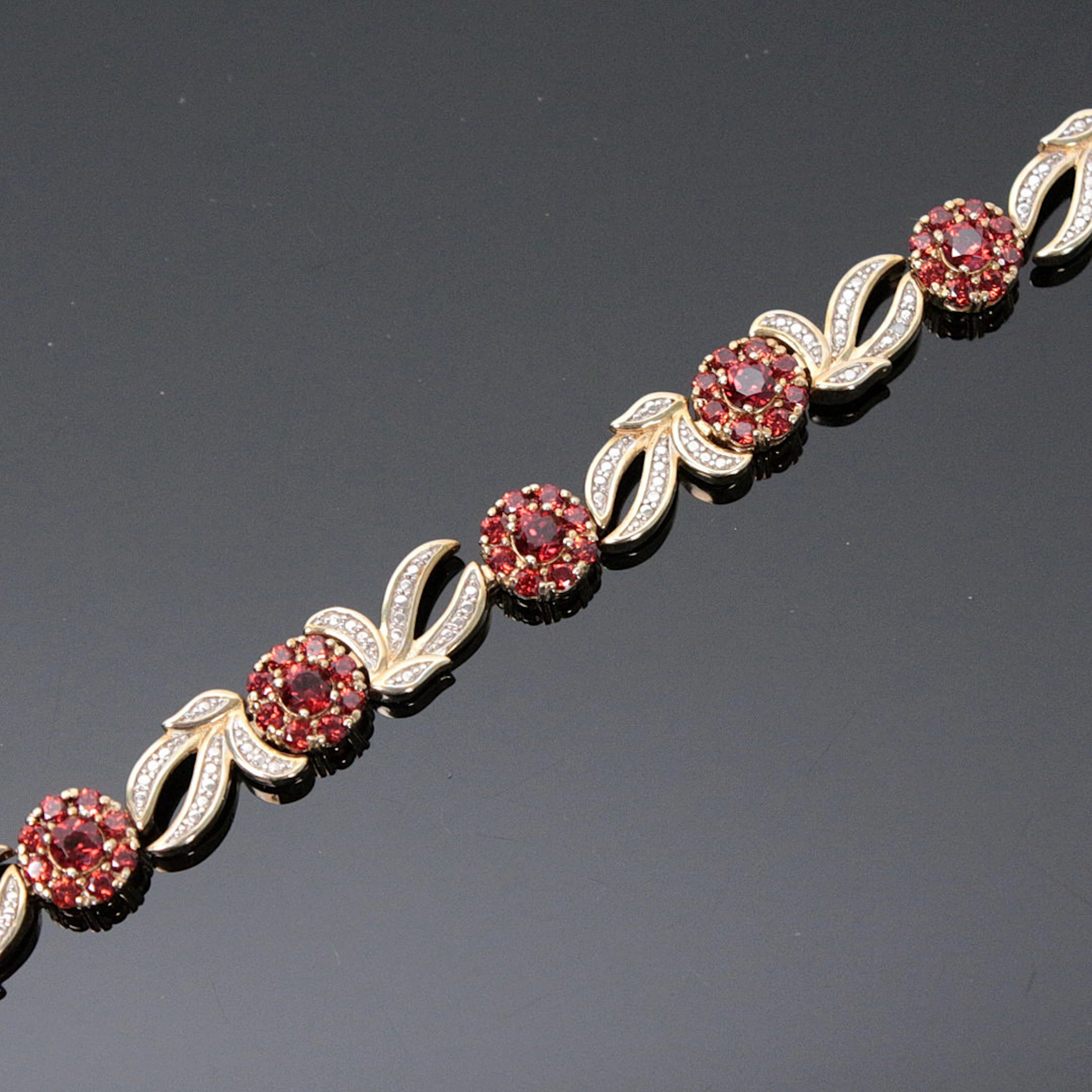 Armband mit roten Granaten, 925er Silber, vergoldet.