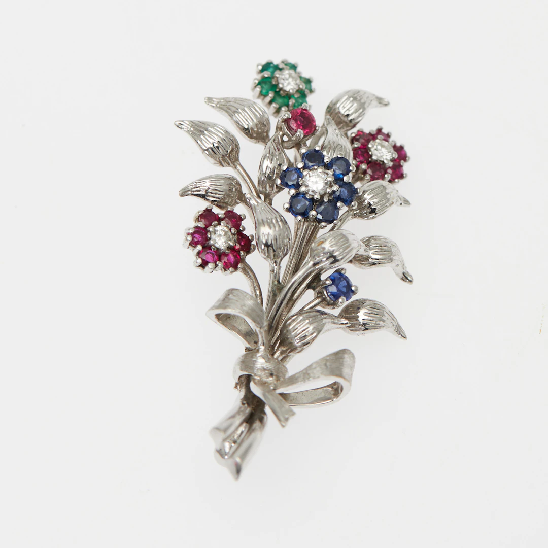BROSCHE, 750er Weißgold, Rubine, Saphire, Smaragde, Diamanten.