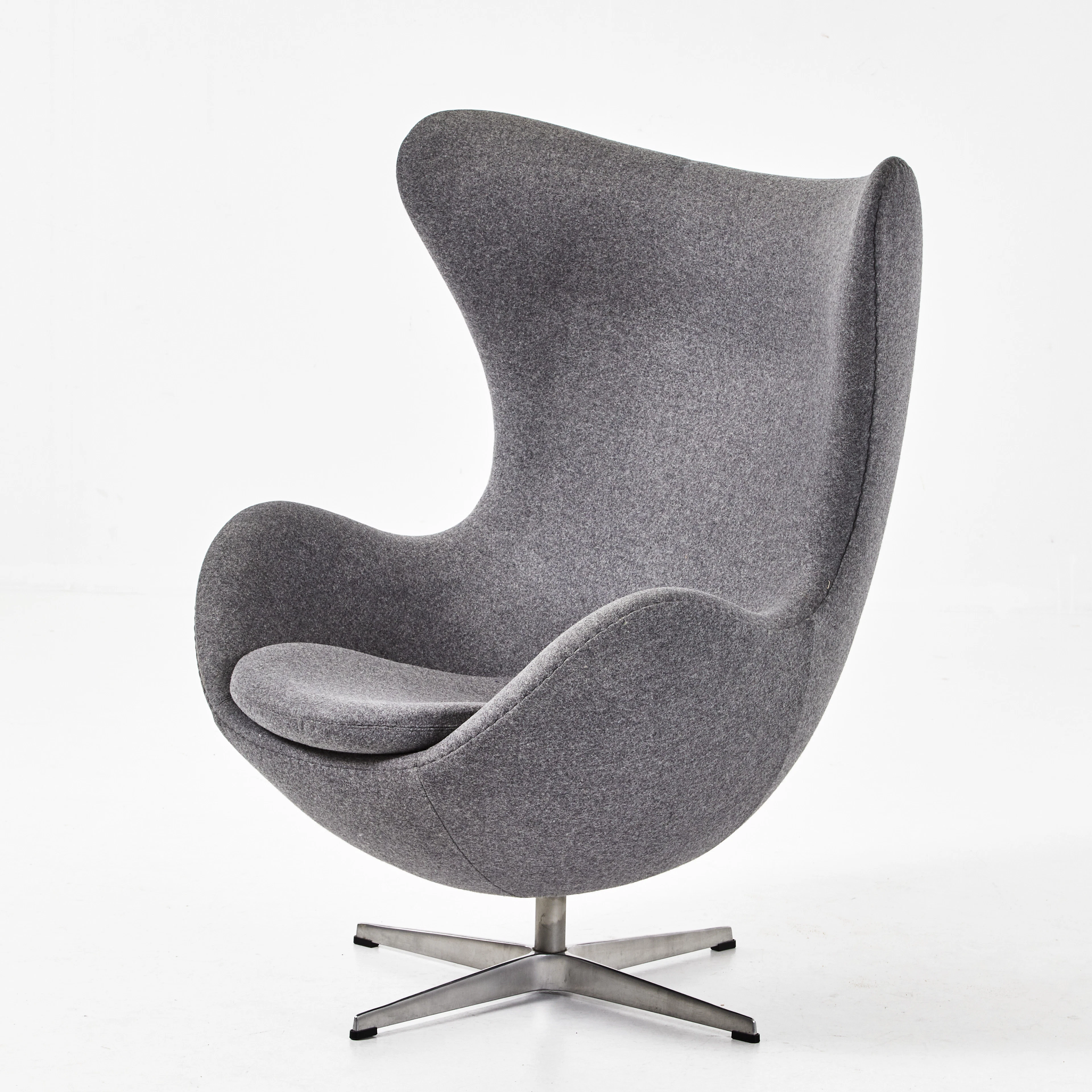 ARNE JACOBSEN. "Ägget", fåtölj, Fritz Hansen, Made in Denmark 2002.