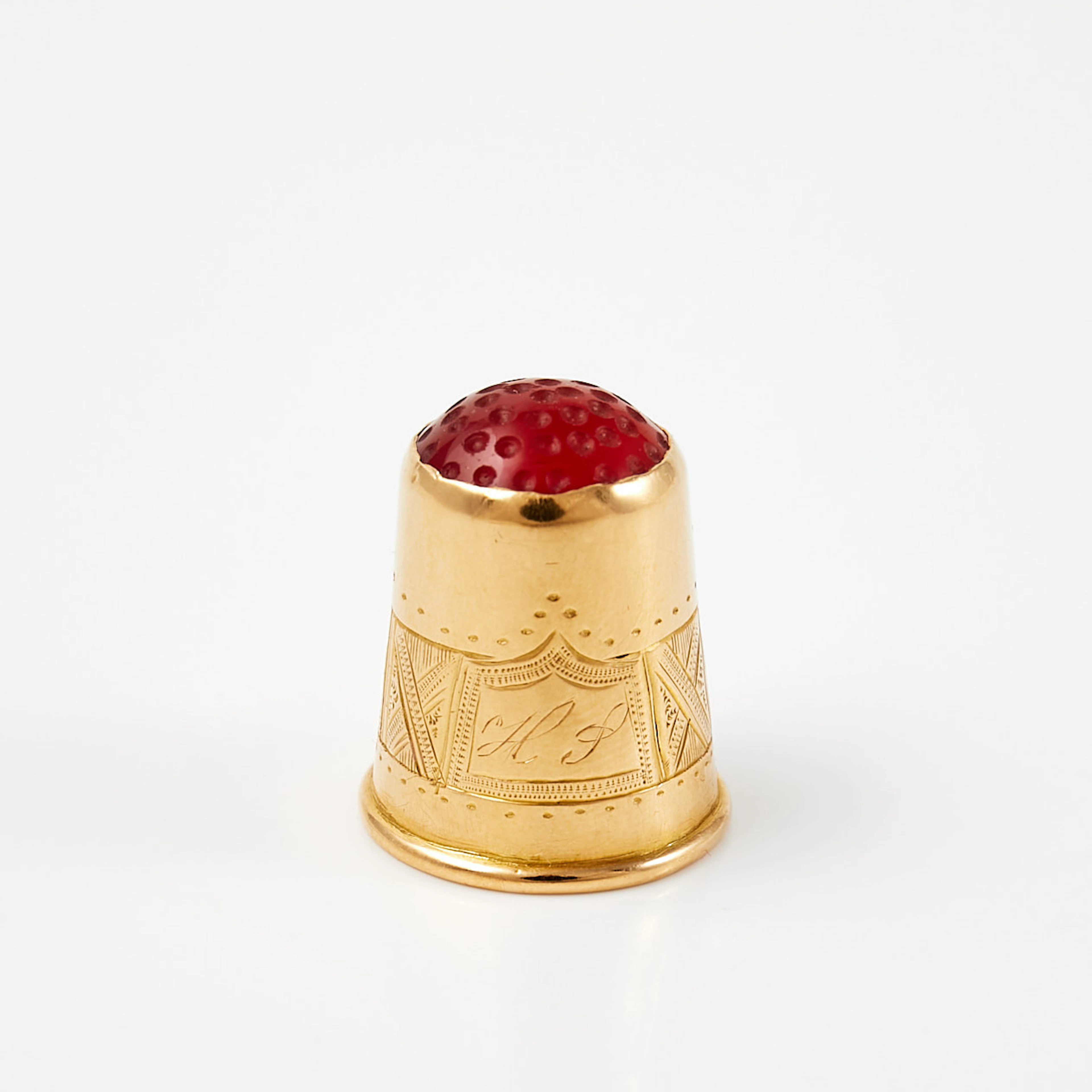 FINGERBORG, 18 k guld, topp av karneol, graverad geometrisk dekor