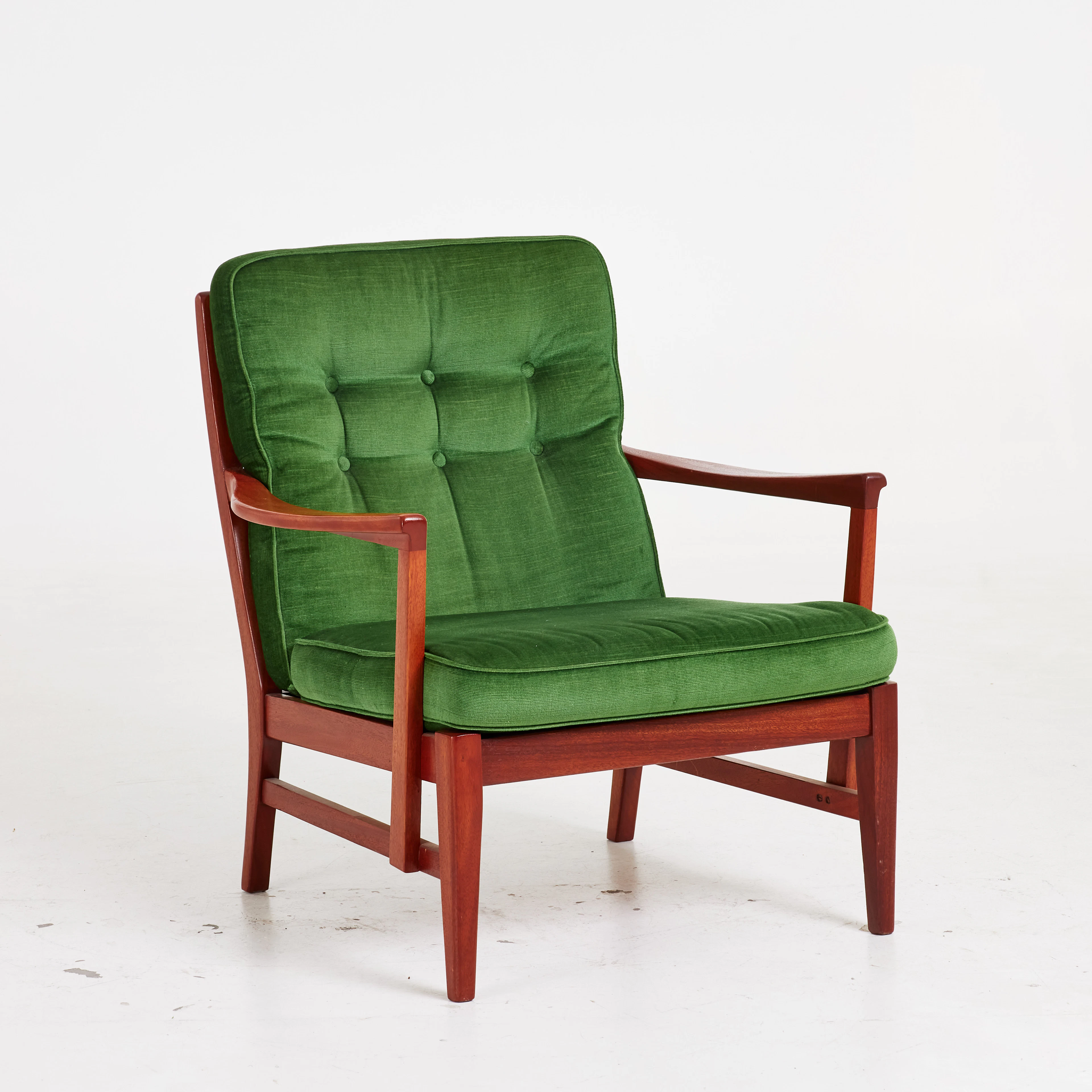 FÅTÖLJ. Stomme i mahogny, textilklädda plymåer, 1960-tal.