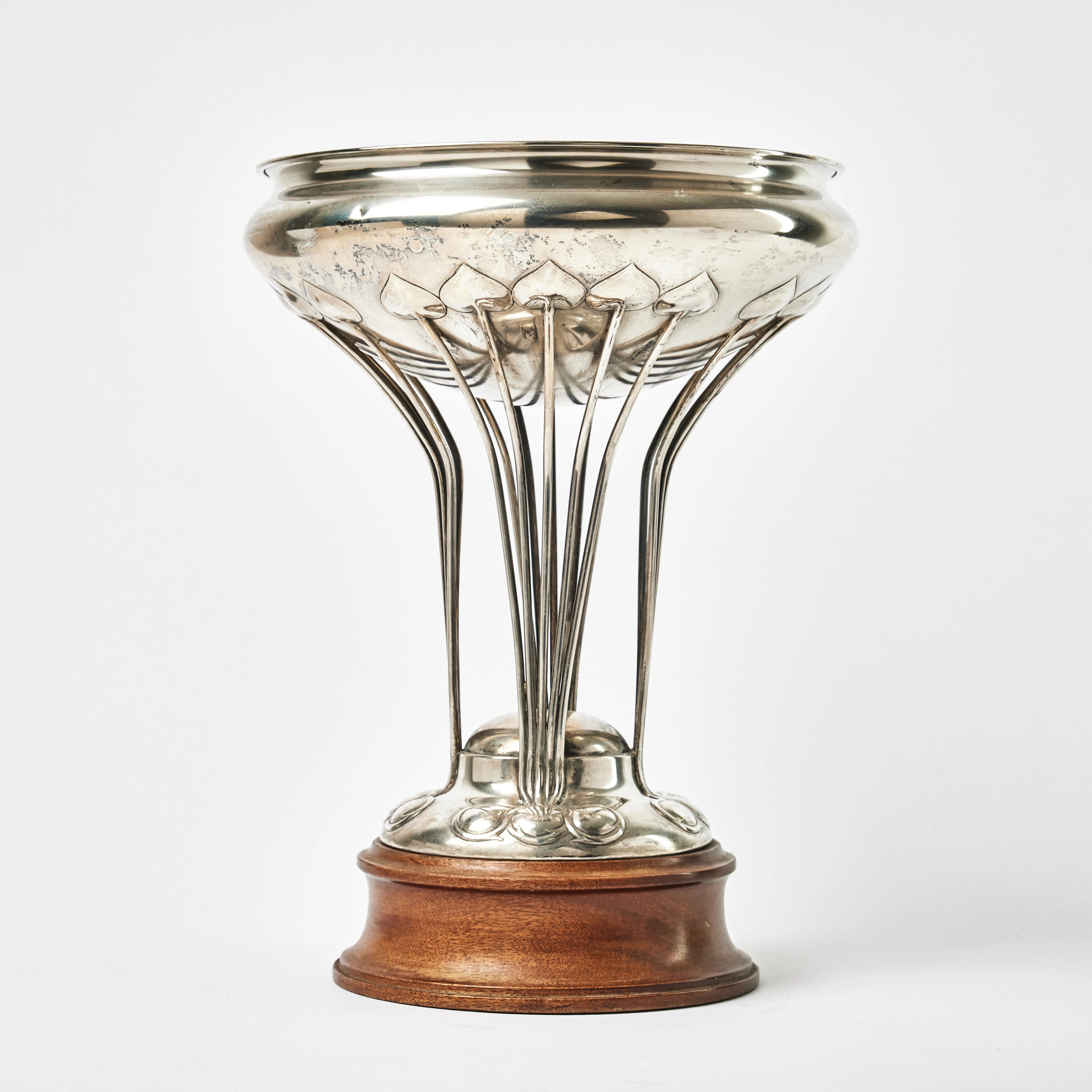 CG HALLBERG. Praktskål på fot, silver, Stockholm 1905. Jugend.