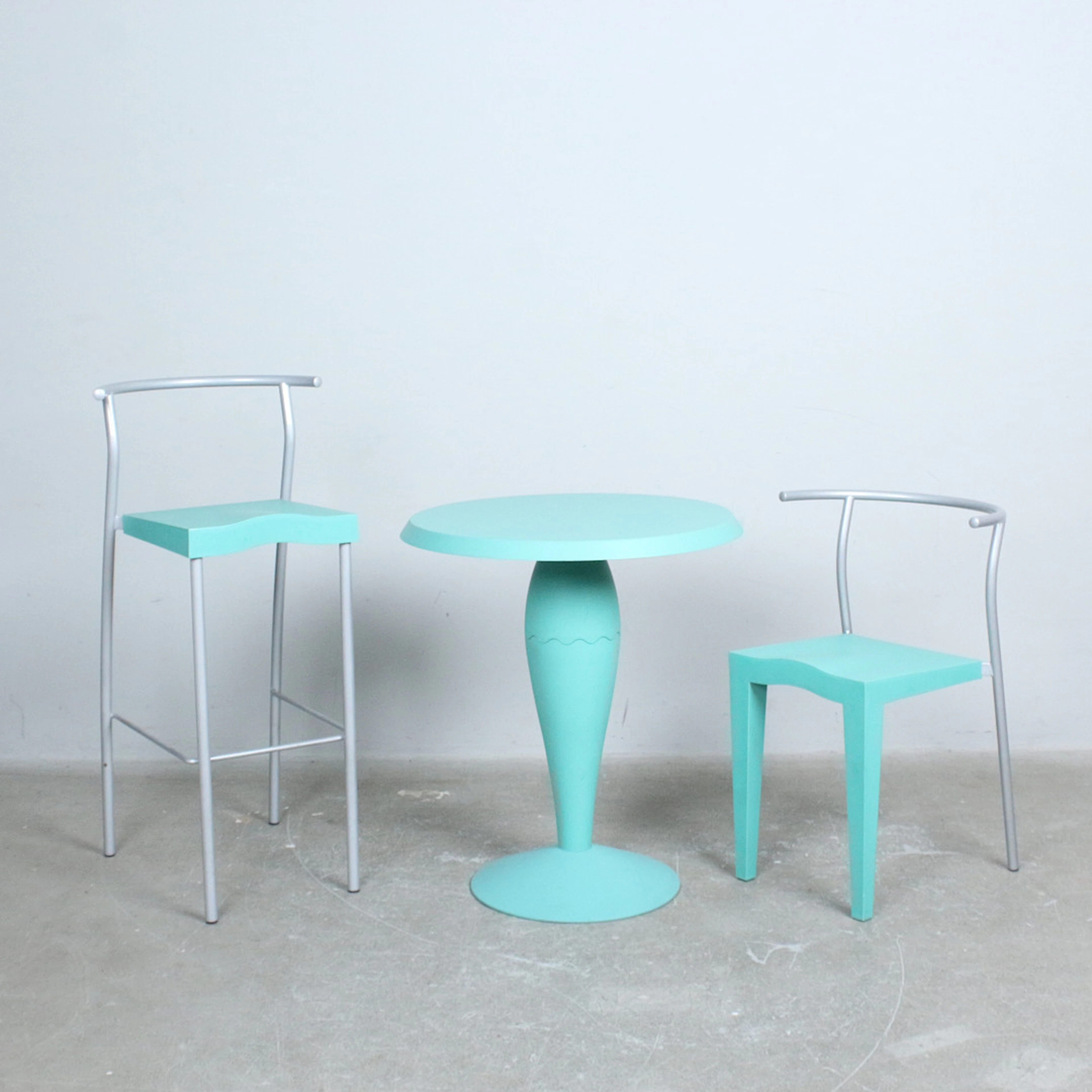 PHILIPPE STARCK. für Kartell, Set Tisch, Stuhl und Barhocker, 1990er, Italien.