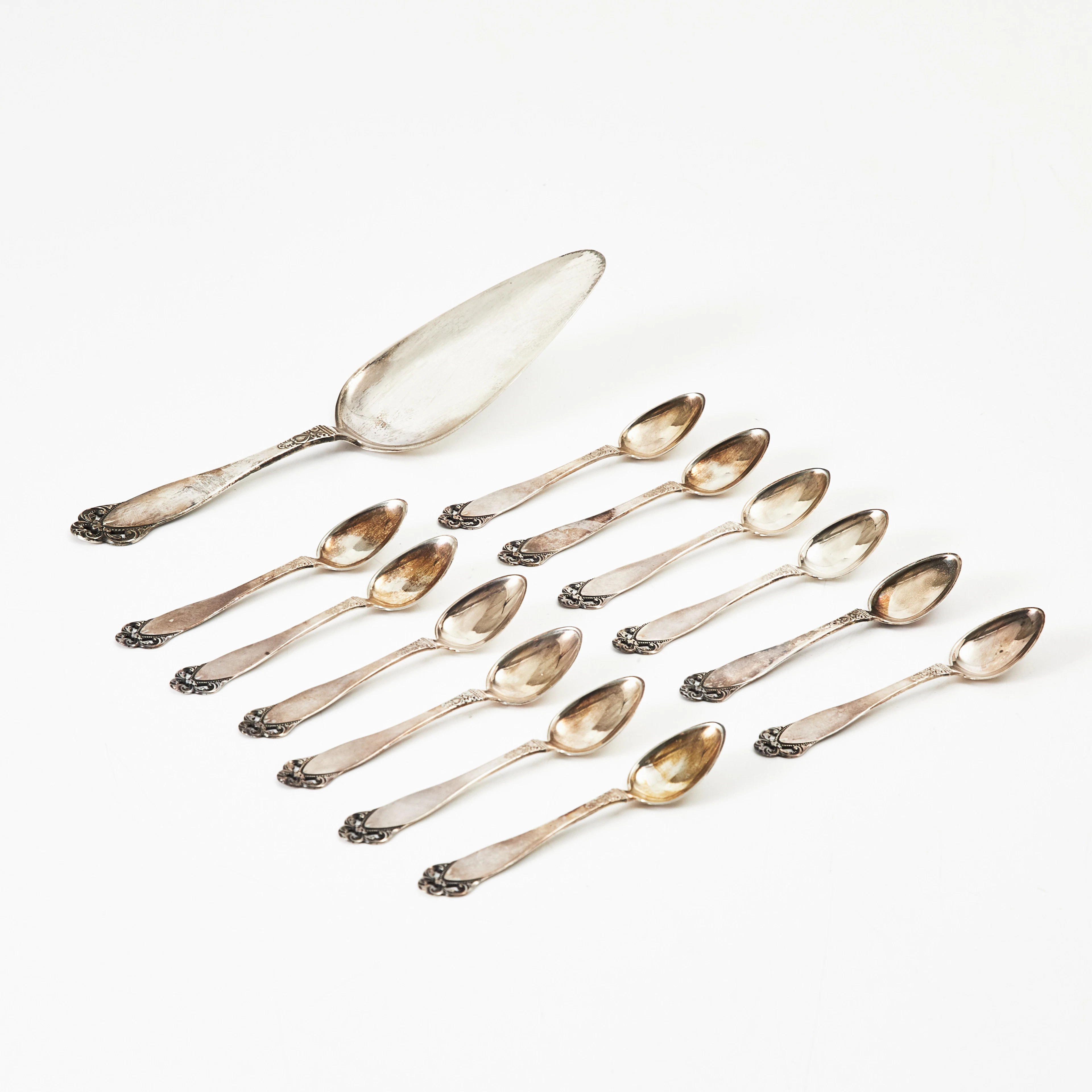 KAFFESKEDAR, silver, 12 stycken, samt TÅRTSPADE, bär svenska importstämplar