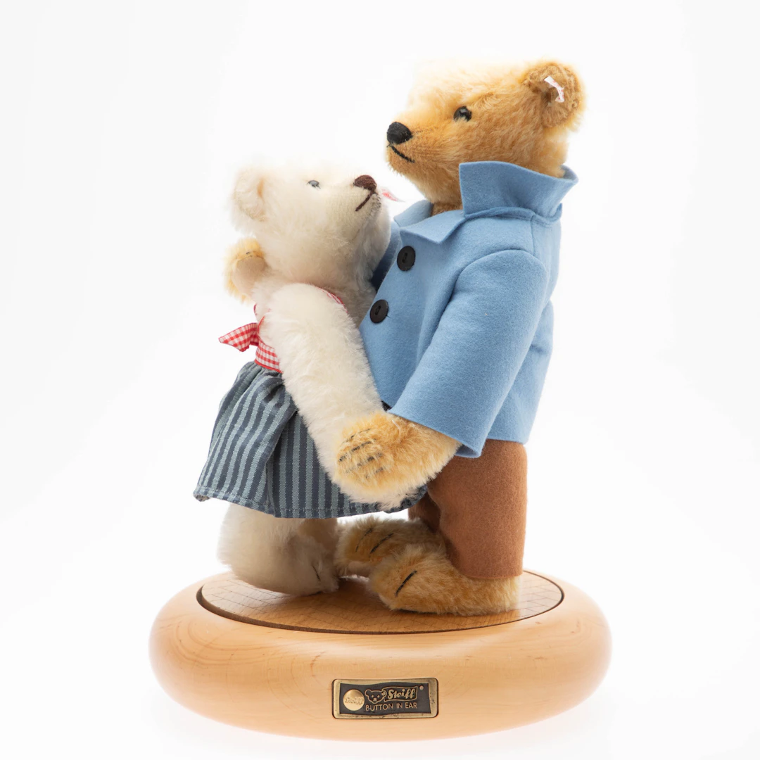 STEIFF. Teddy-Bär Tanzpaar auf Musikbox, Griengen an der Benz, 2005.