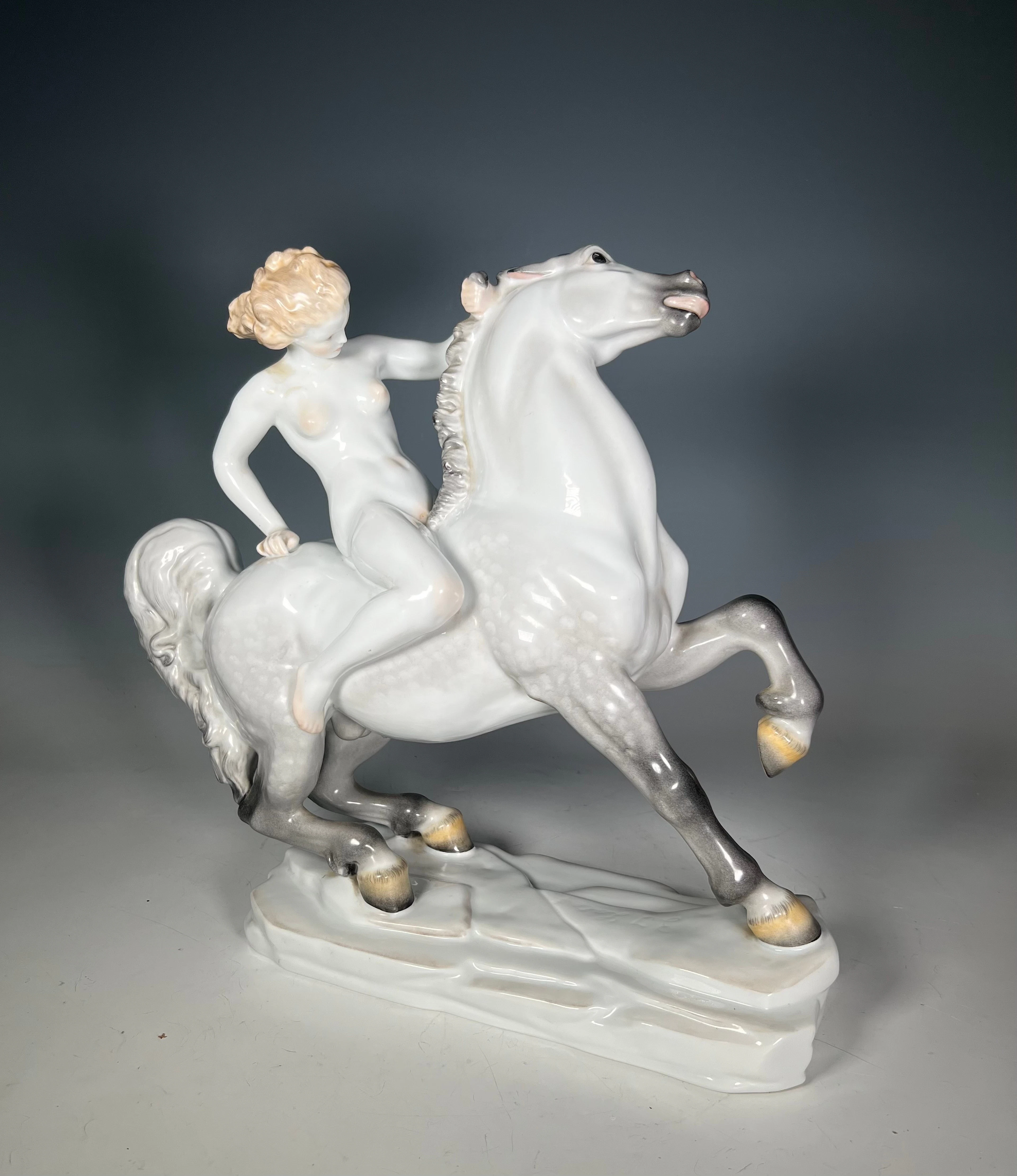 ÉVA B. LÖTE. für Herend. Große Porzellanfigur, '' Amazone auf Pferd