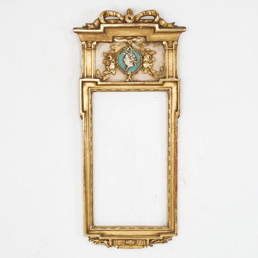 SPEGEL, gustaviansk stil, förgylld, krön med rosett, 1900-tal.