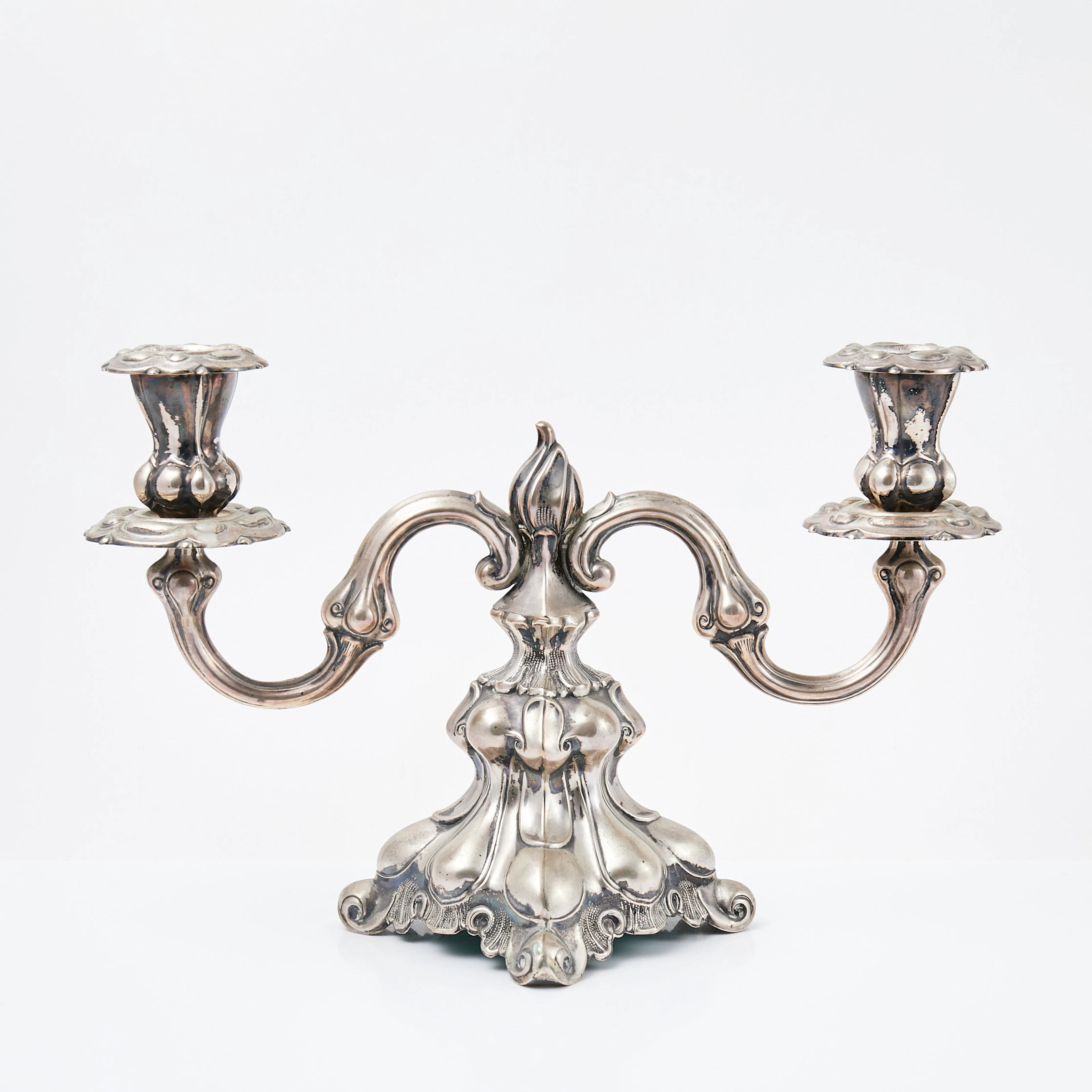 KANDELABER. Silver, 1900-talets mitt, rokokostil, två ljusarmar, svensk