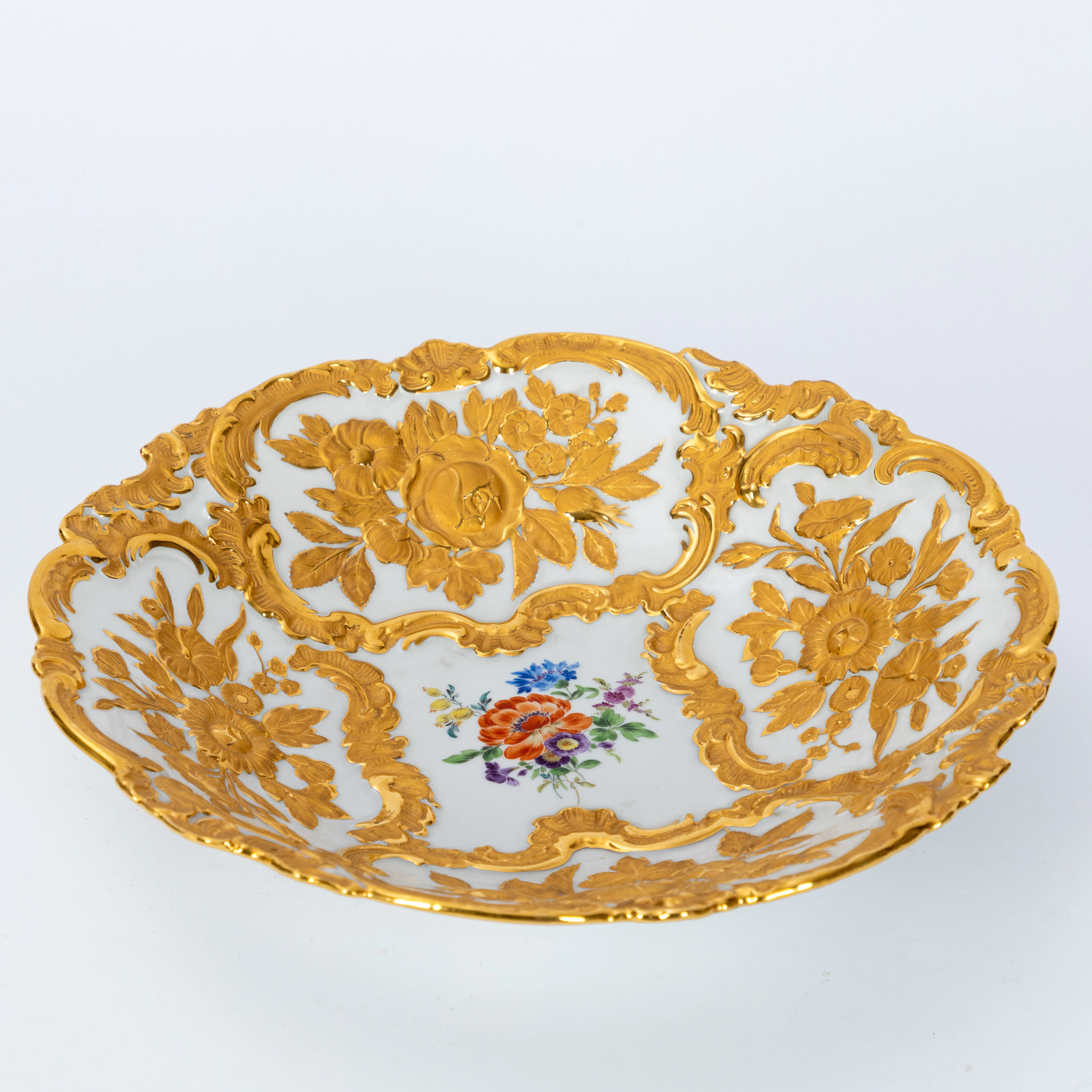 MEISSEN. Großer Prunkteller mit Blumenbouquet und Golddekor, nach 1945.