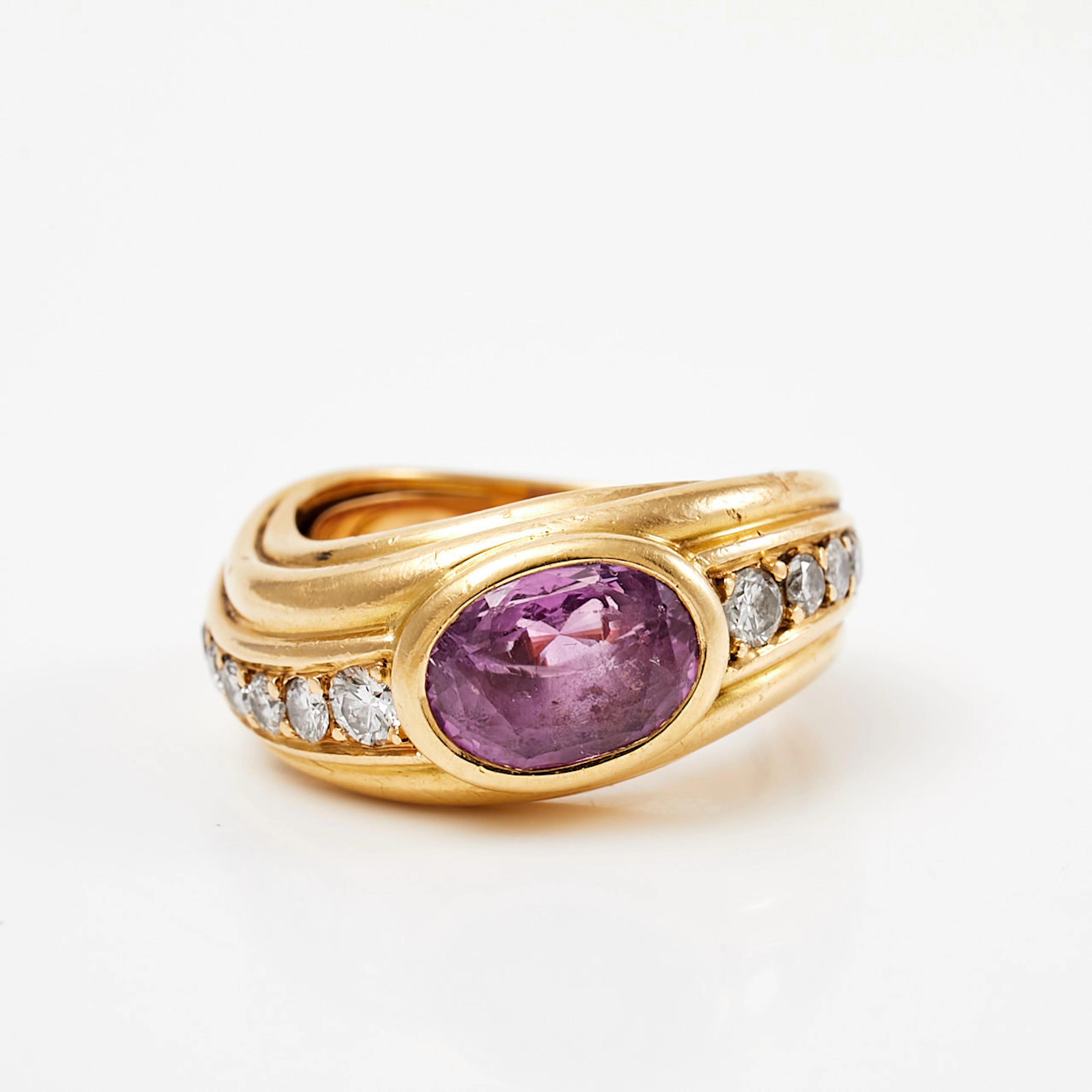 RING, 18 k guld, 1 ovalslipad rosa safir, 3,13 ct, dekor av briljantslipade
