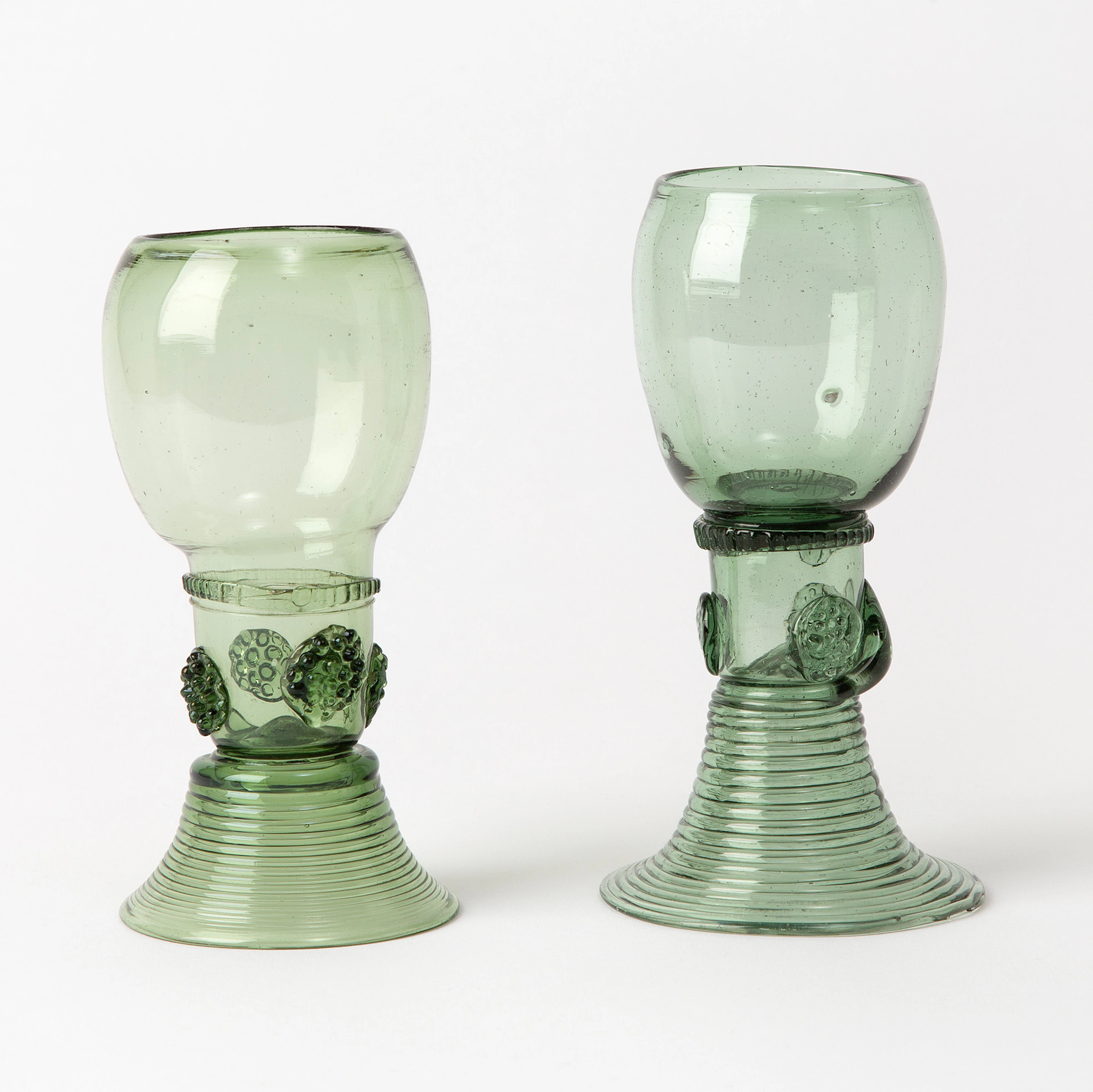 REMMARE, 2 st, grön glasmassa, barock, troligen Tyskland.
