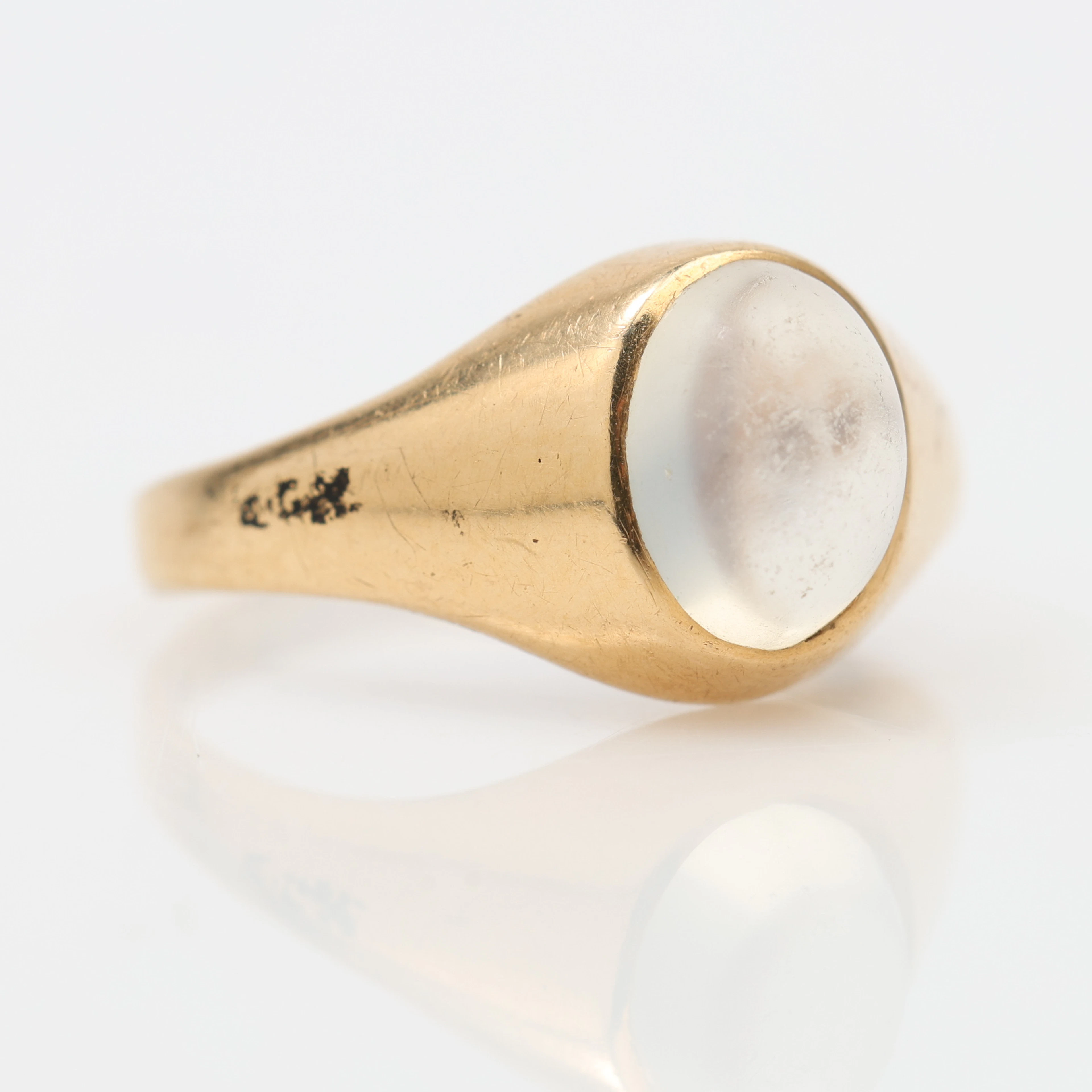 RING, 18K guld, cabochonslipad månsten, Gustav Dahlgren & Co, Malmö, 1955.