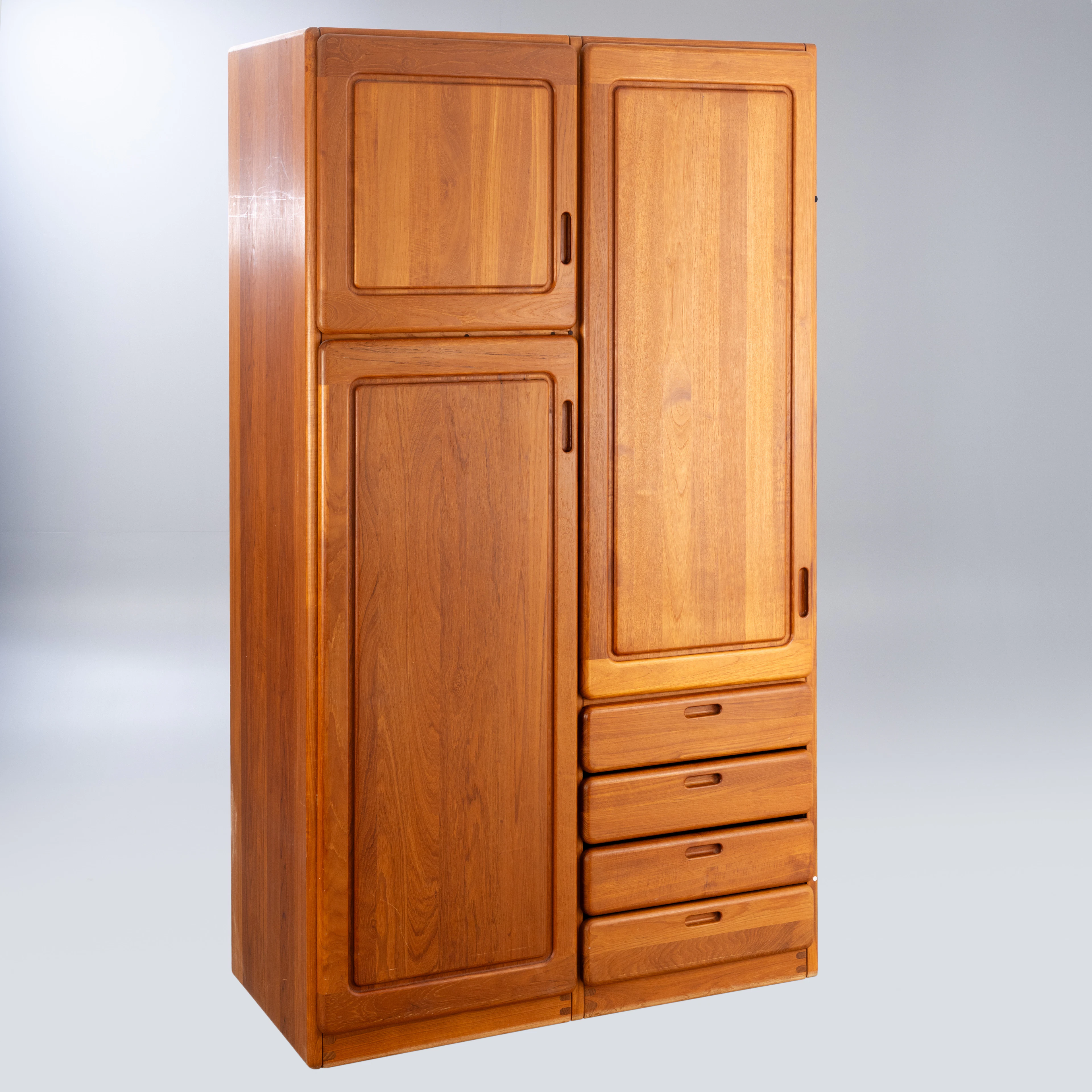 Großer Teakholz-Kleiderschrank.