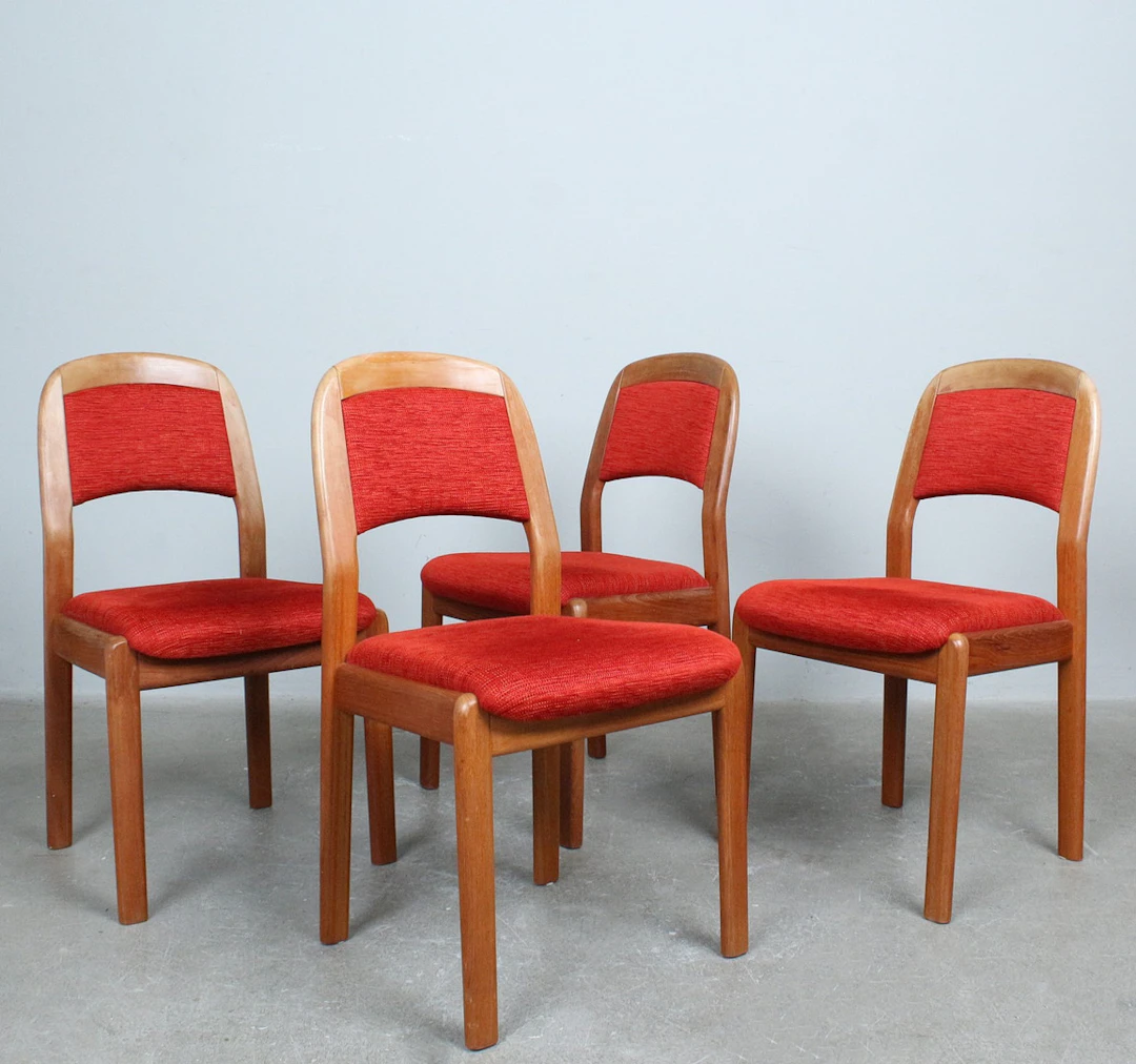 DYRLUND. Vier Esszimmerstühle aus Teak, Stoff, 1970er.