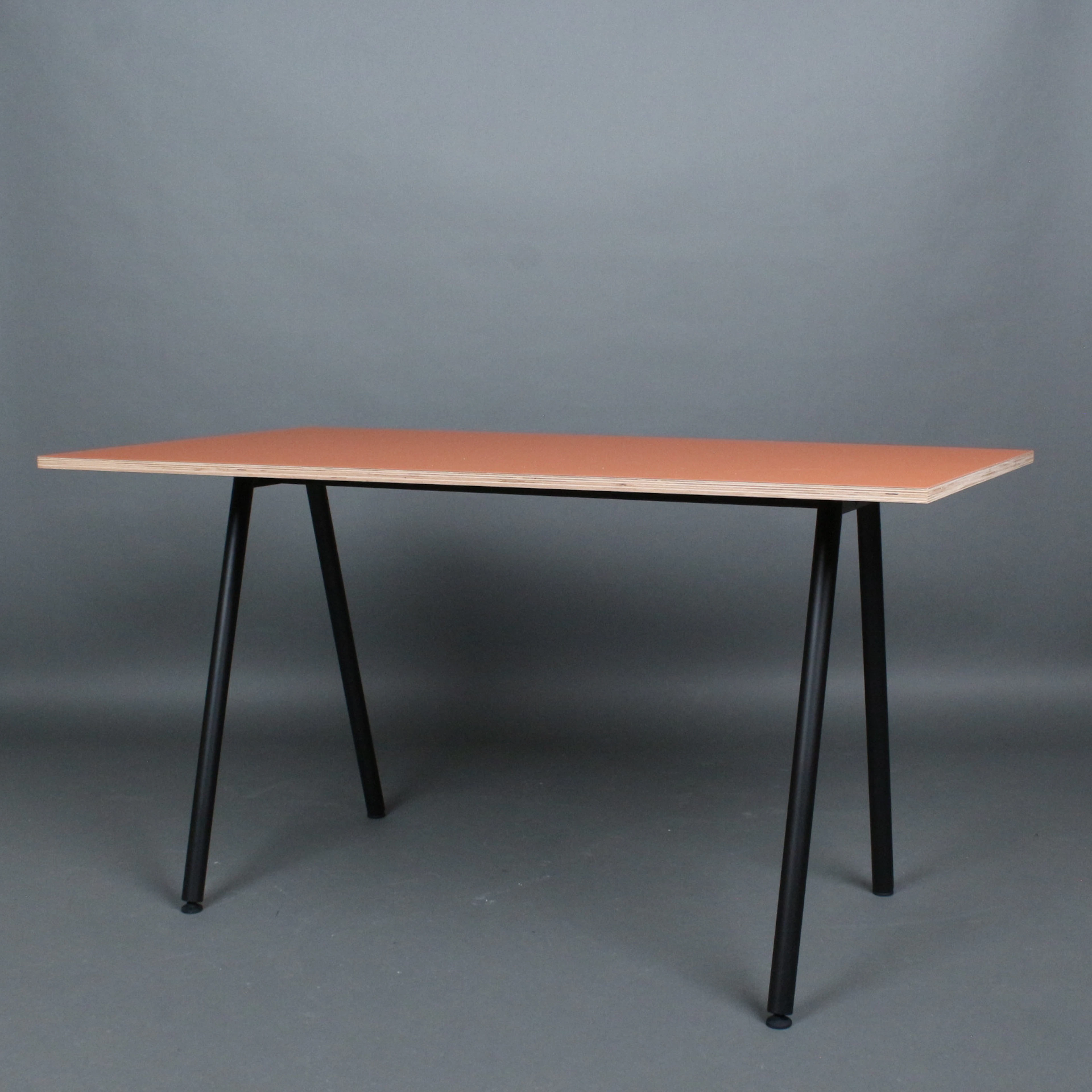 FAUST. Minimalistischer Schreibtisch, Metall, Holz, nach 2000, Deutschland.