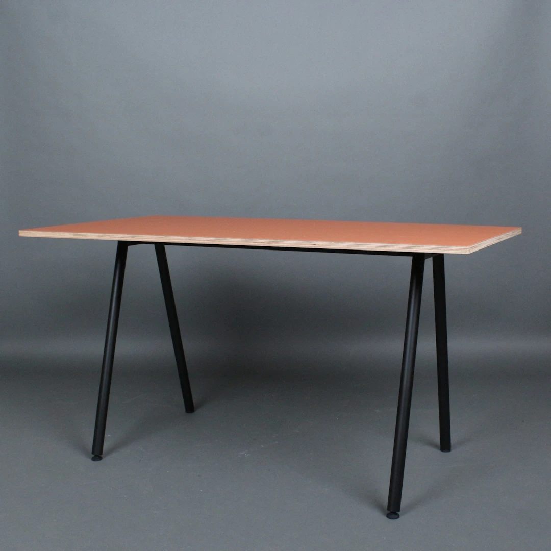 FAUST. Minimalistischer Schreibtisch, Metall, Holz, nach 2000, Deutschland.