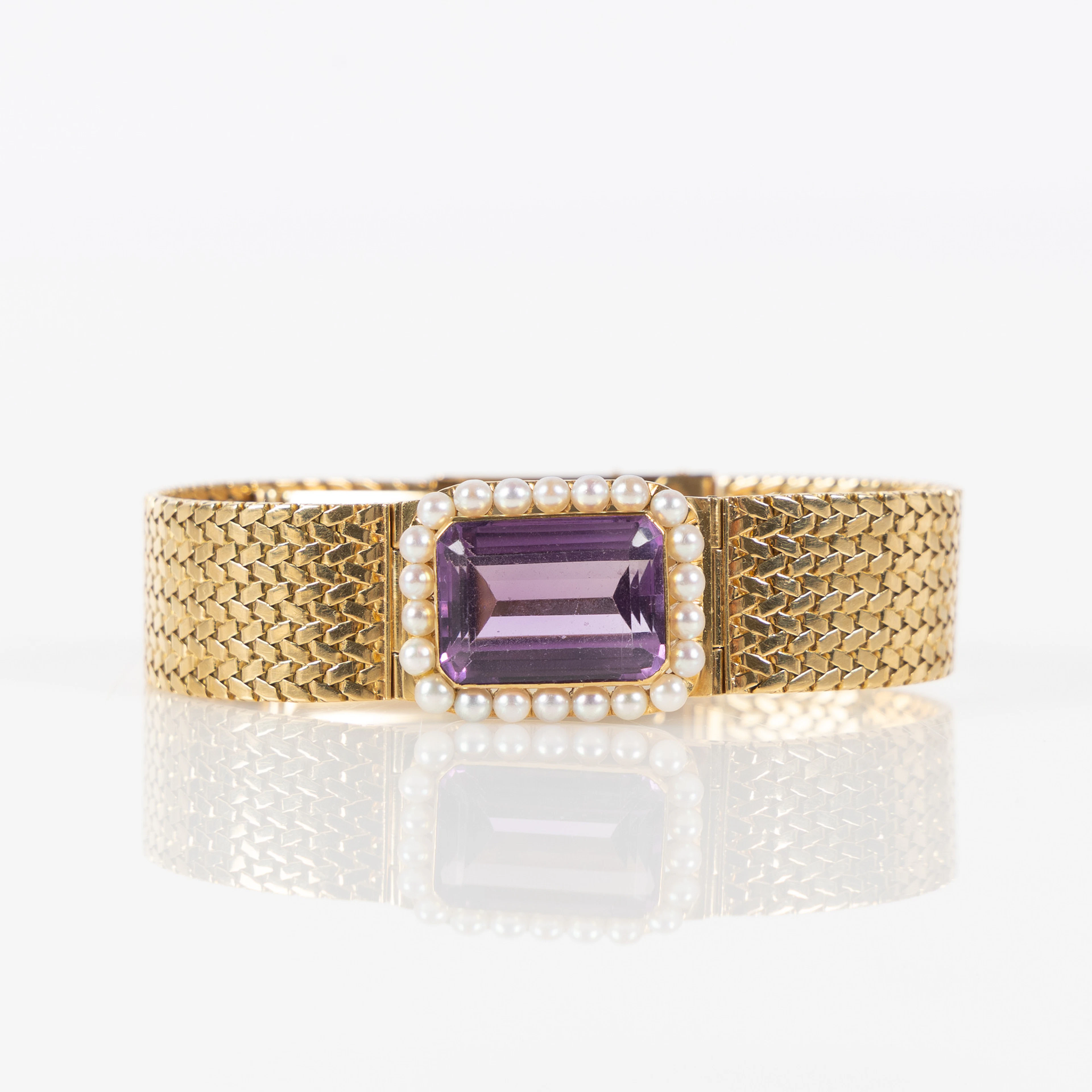 ARMBAND, 18K guld med fasettslipad ametist och odlade pärlor.