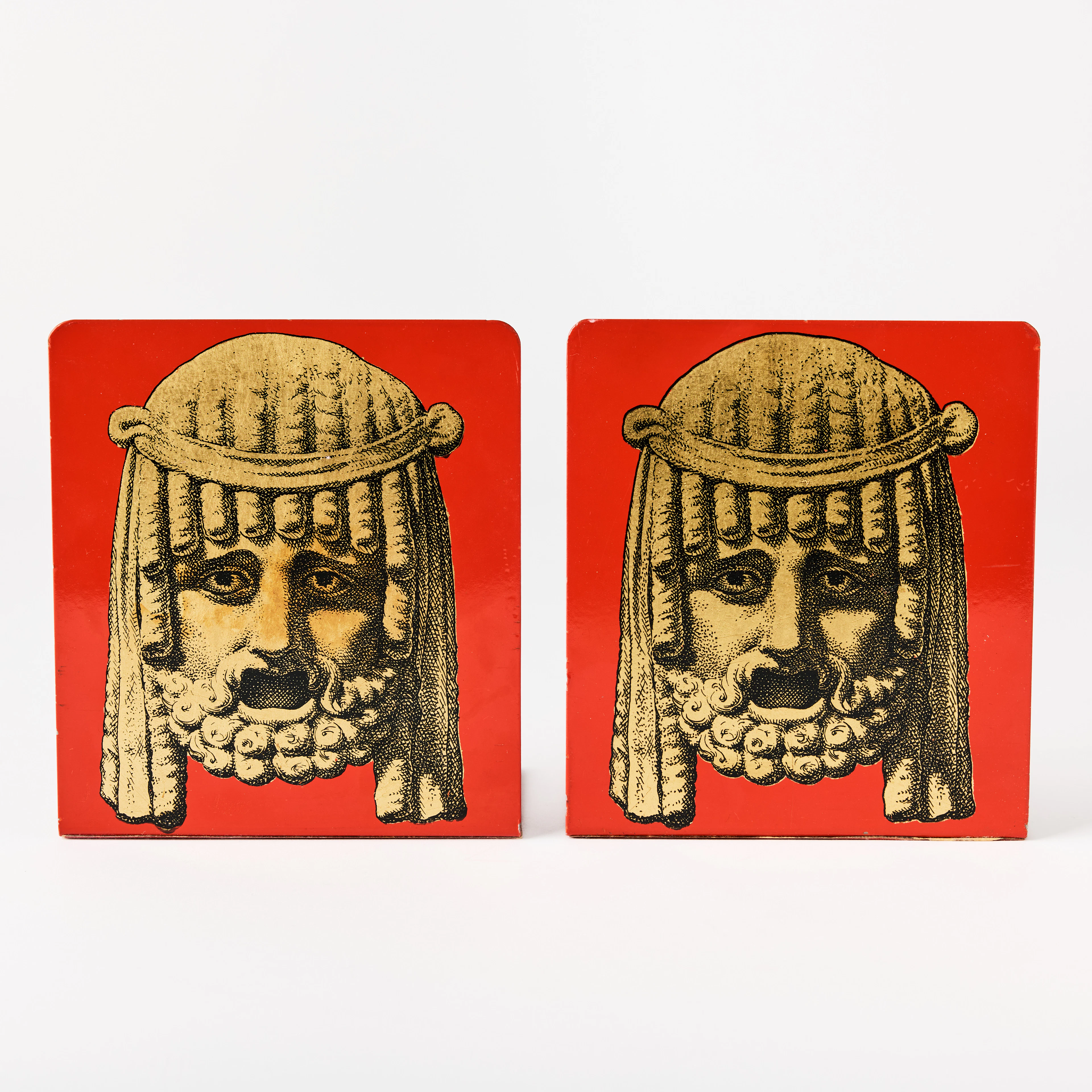 PIERO FORNASETTI. Bokstöd, ett par, Italien 1950/60-tal, med dekor