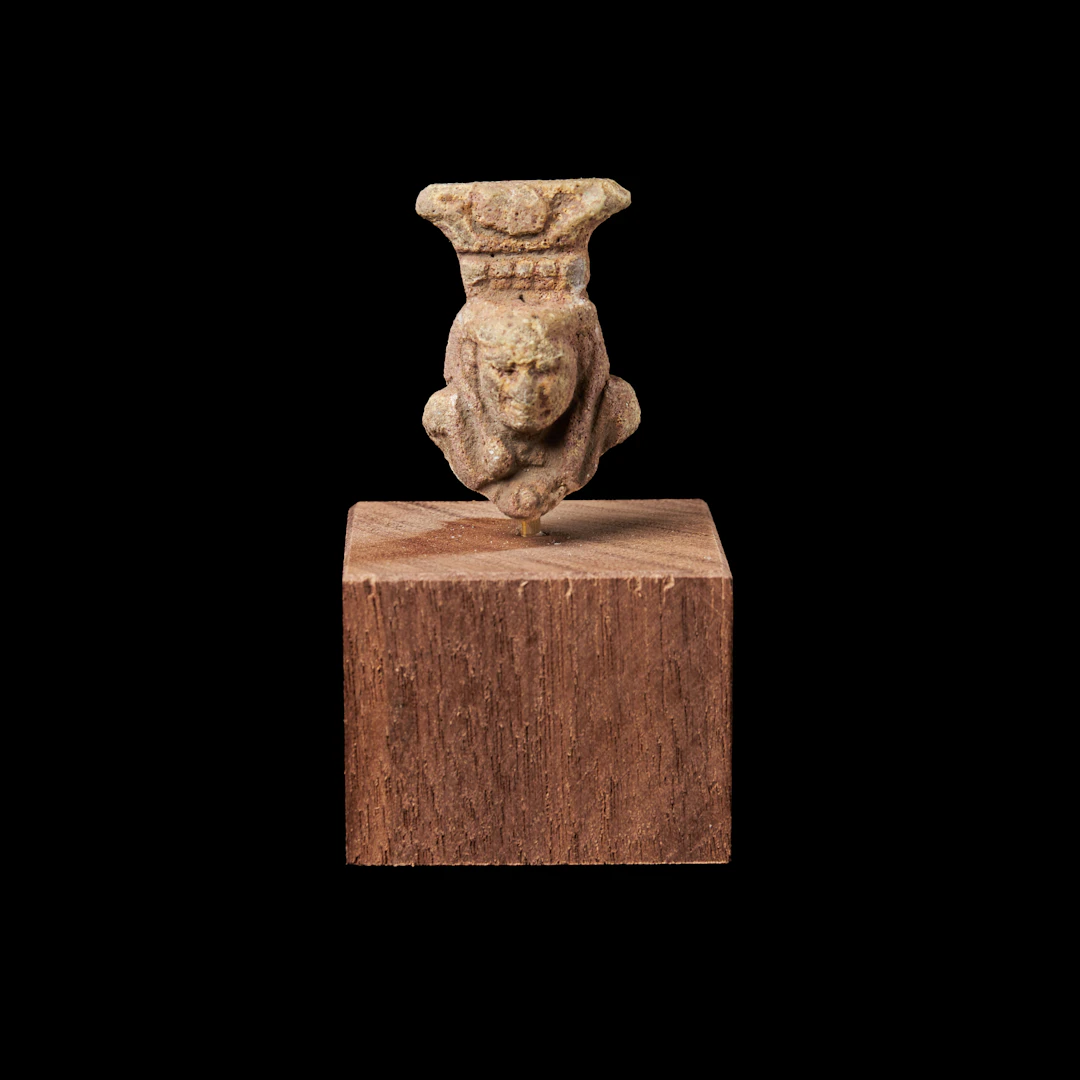 AMULETT, Egypten, fragment, i form av Isis, ptolemeisk tid- romersk