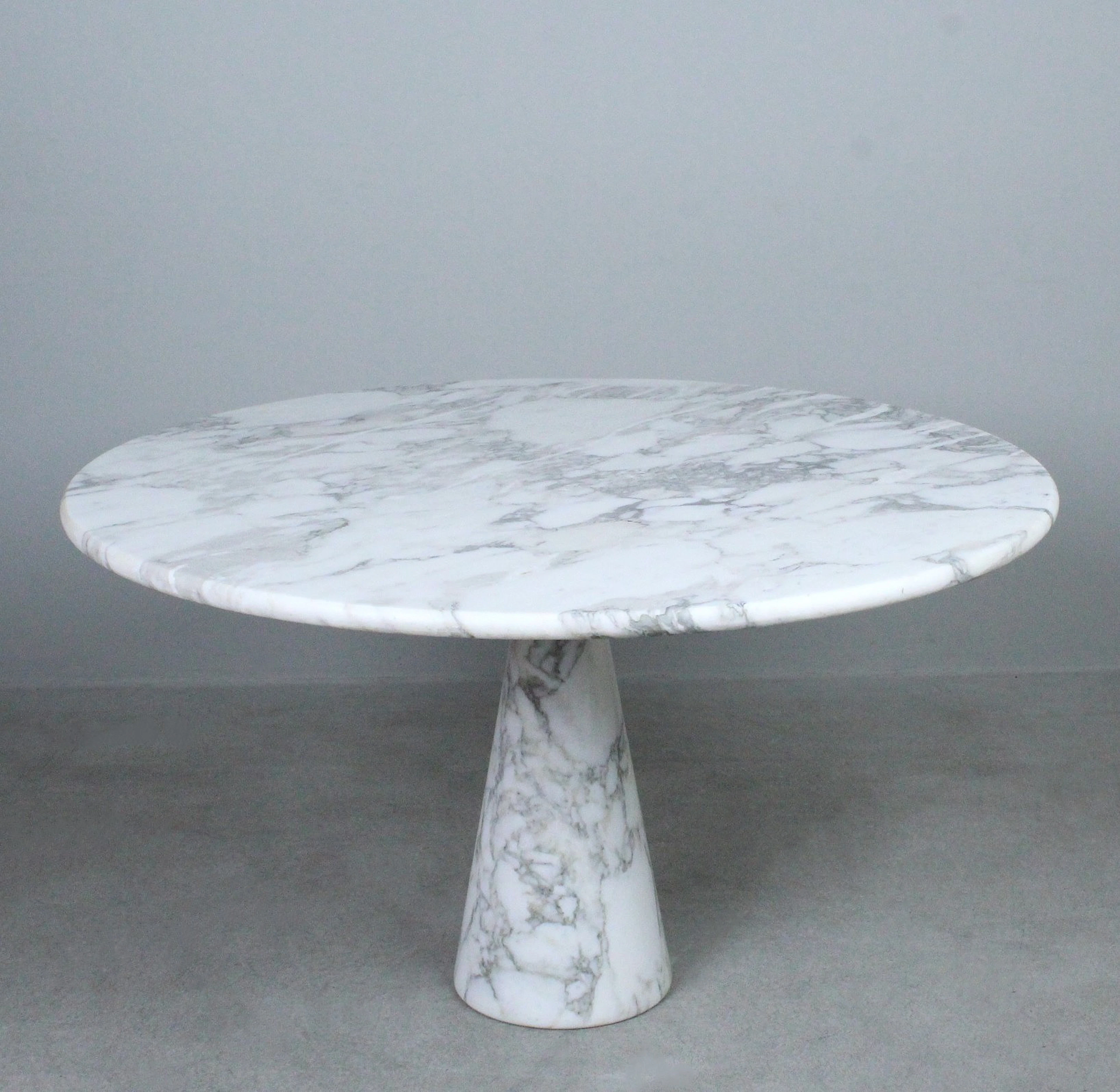 ANGELO MANGIAROTTI. Im Stil von. Tisch / Esstisch aus Carrara-Marmor