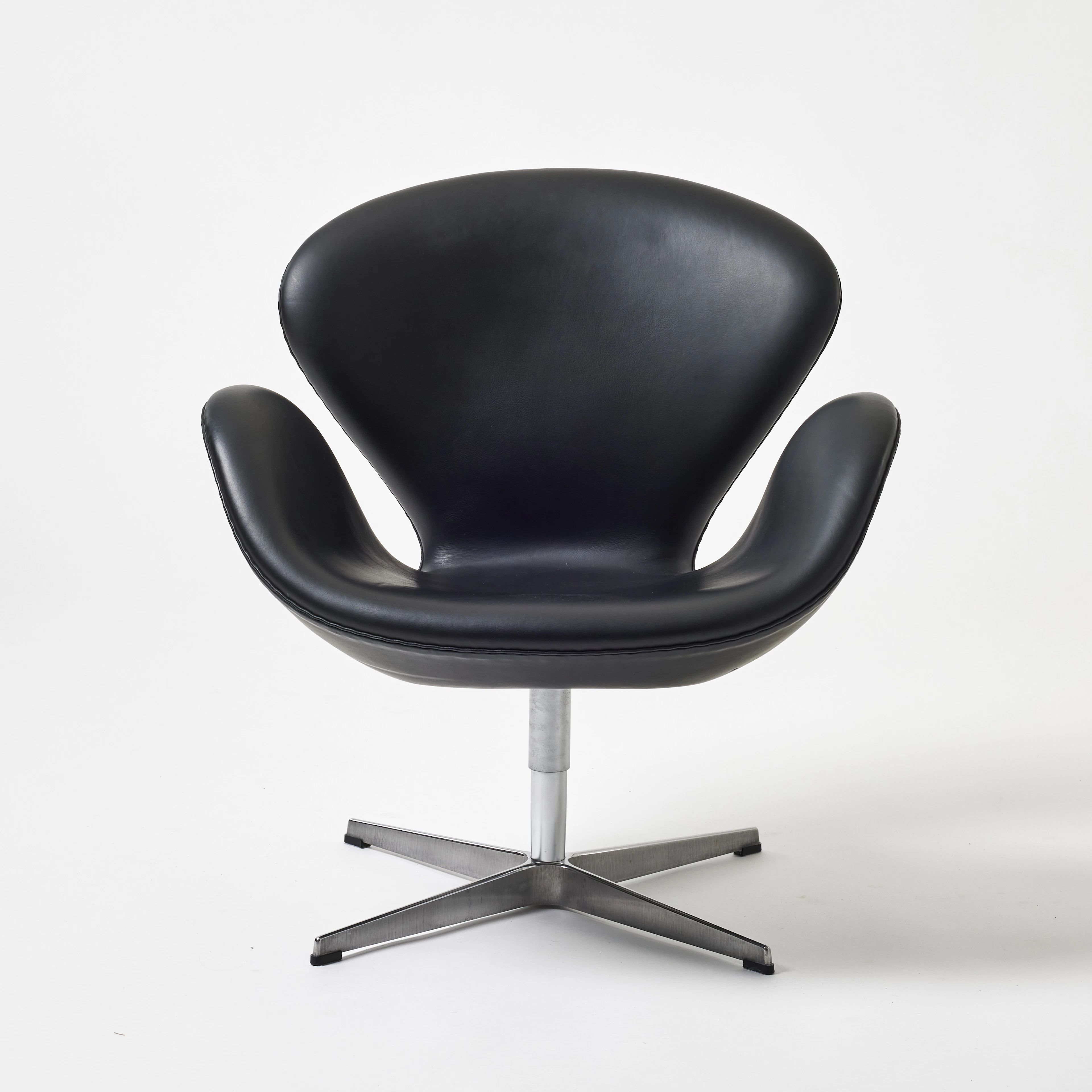 ARNE JACOBSEN. "Svanen", Fritz Hansen, Danmark, modellen formgiven