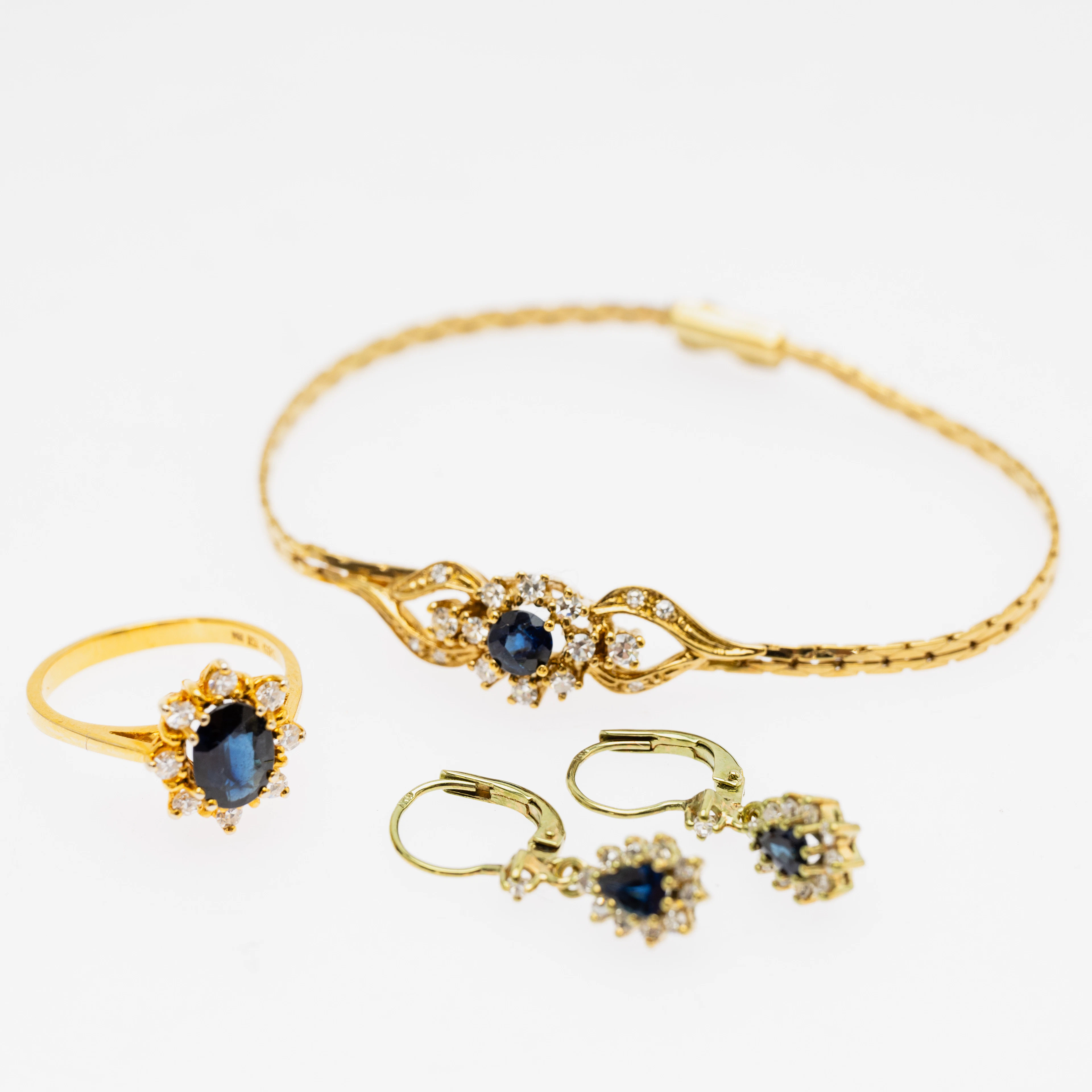 Schmuckset mit Saphiren und Diamanten.