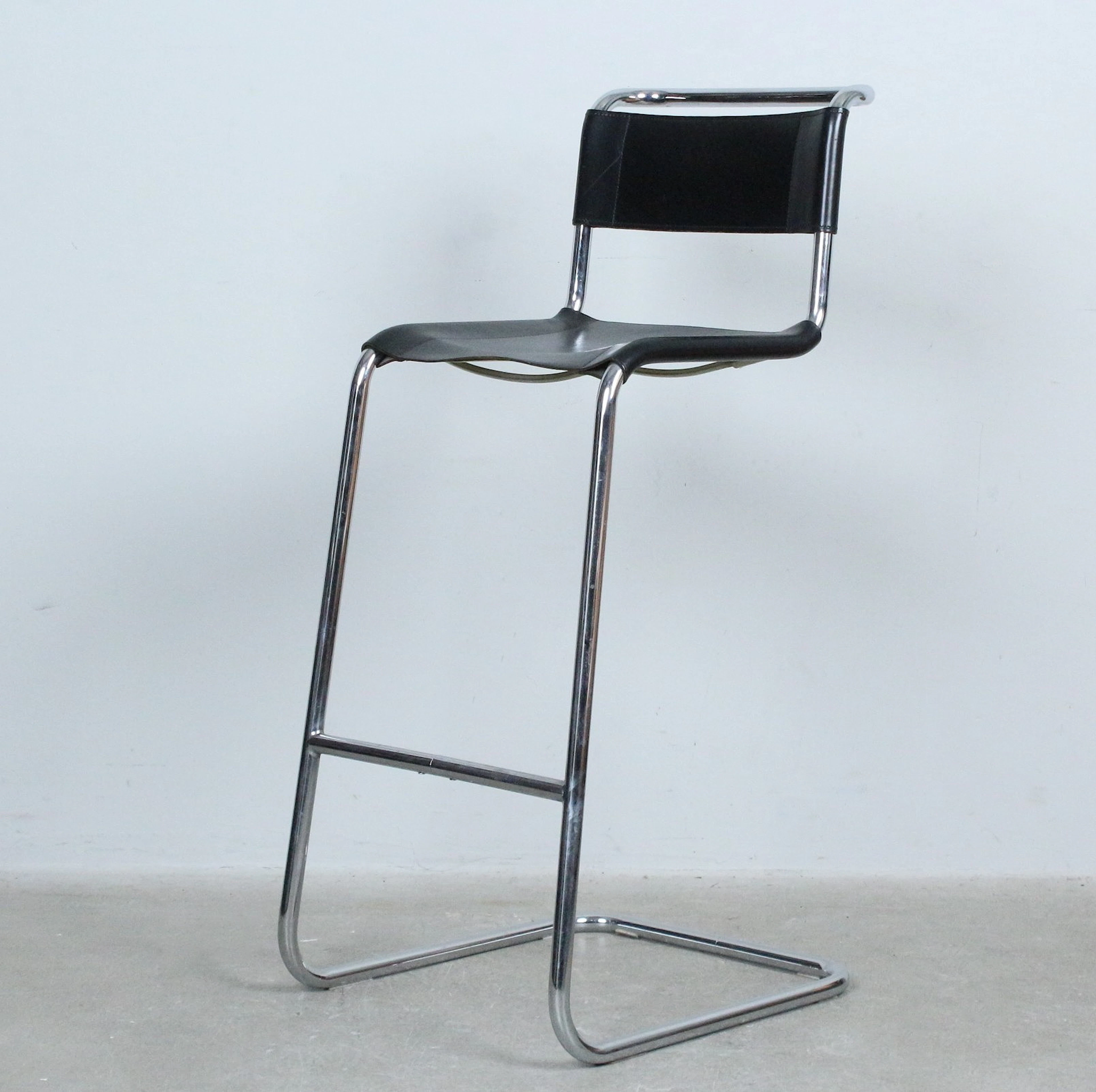 MART STAM. Thonet. Barhocker, Modell 'S39 L', Leder, Chrom, 1970er Jahre.