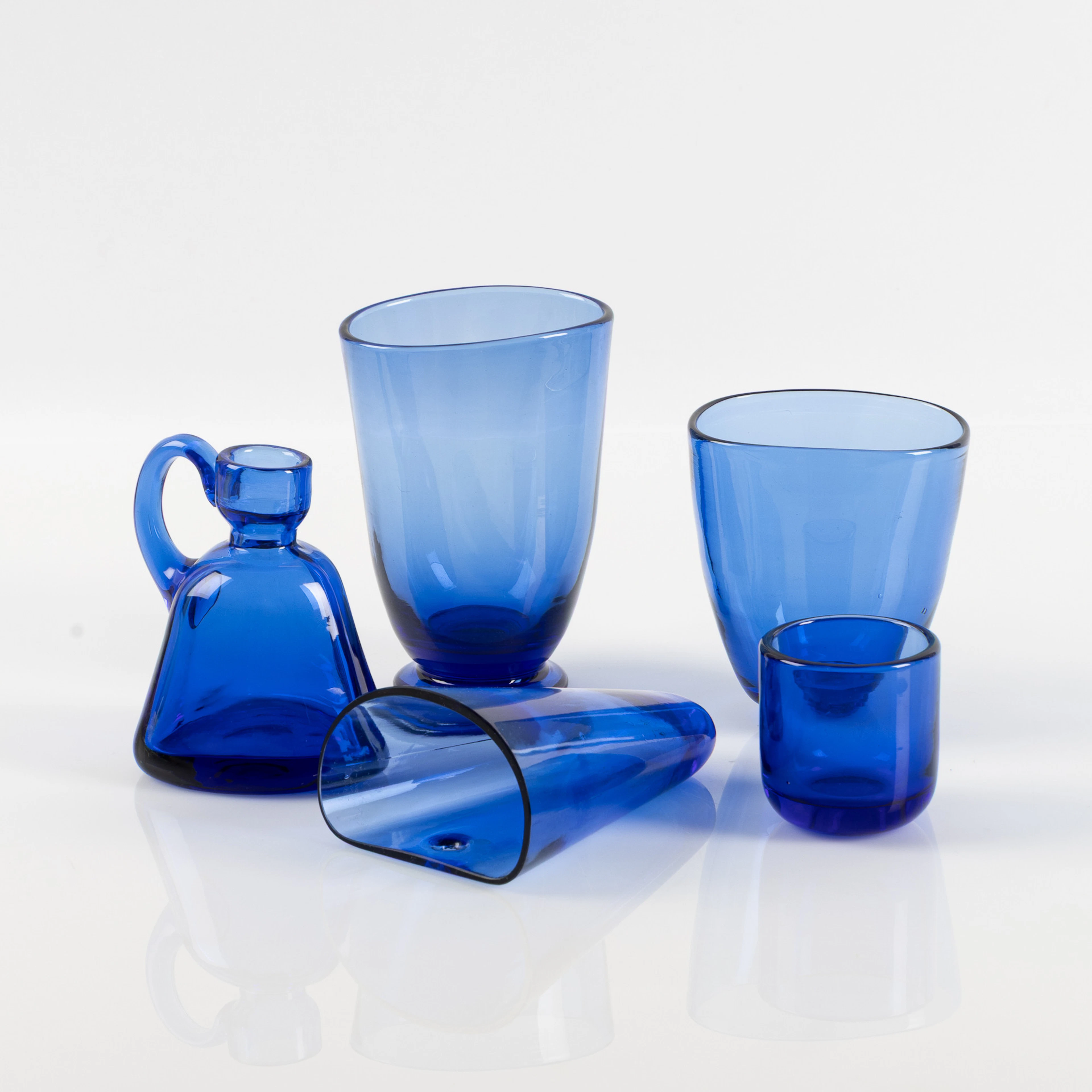 MONICA BRATT. Samling blått glas, 5 delar, Reijmyre.