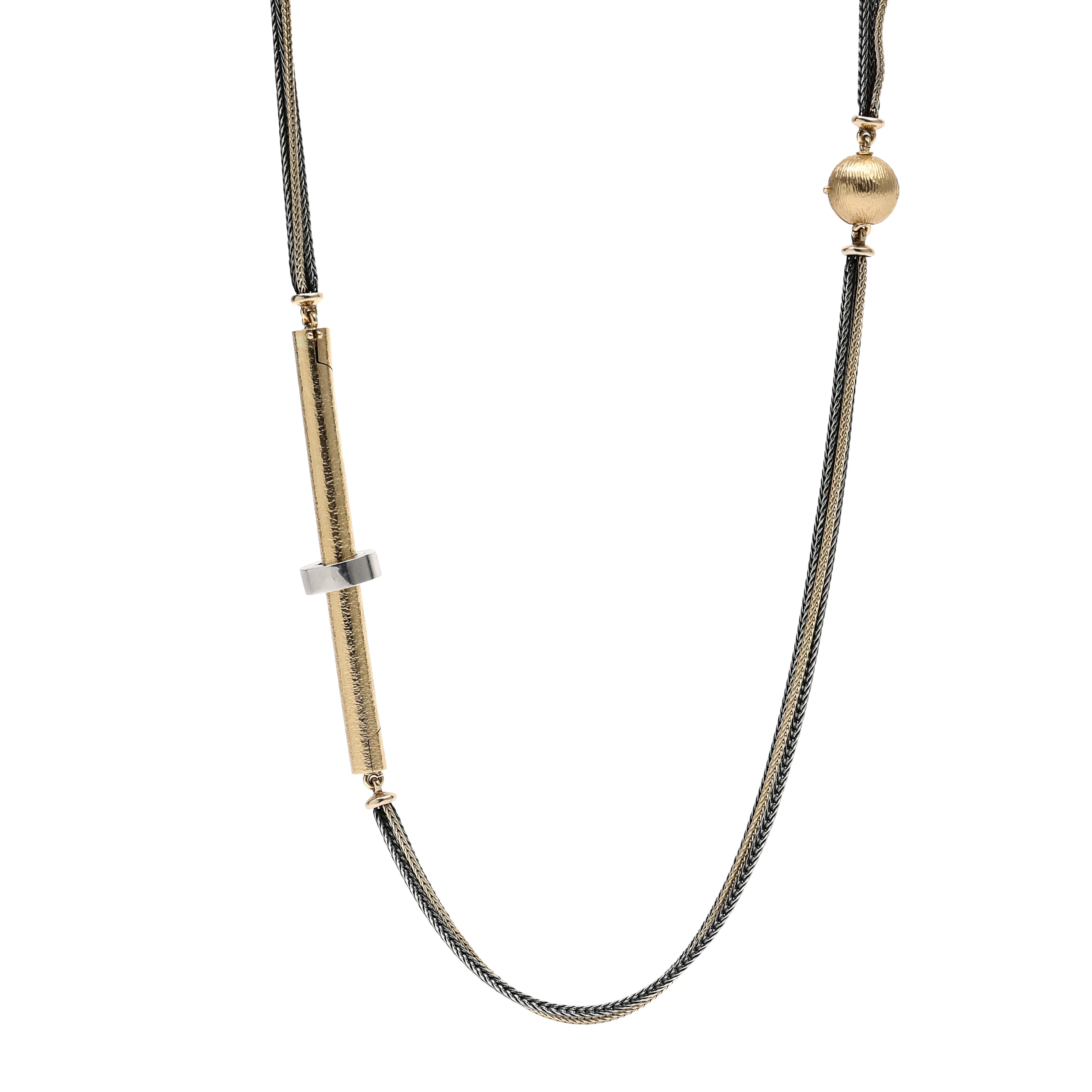 OLE LYNGGAARD. Collier, 3-radigt, oxiderat silver, guld, kullås och stavlås.